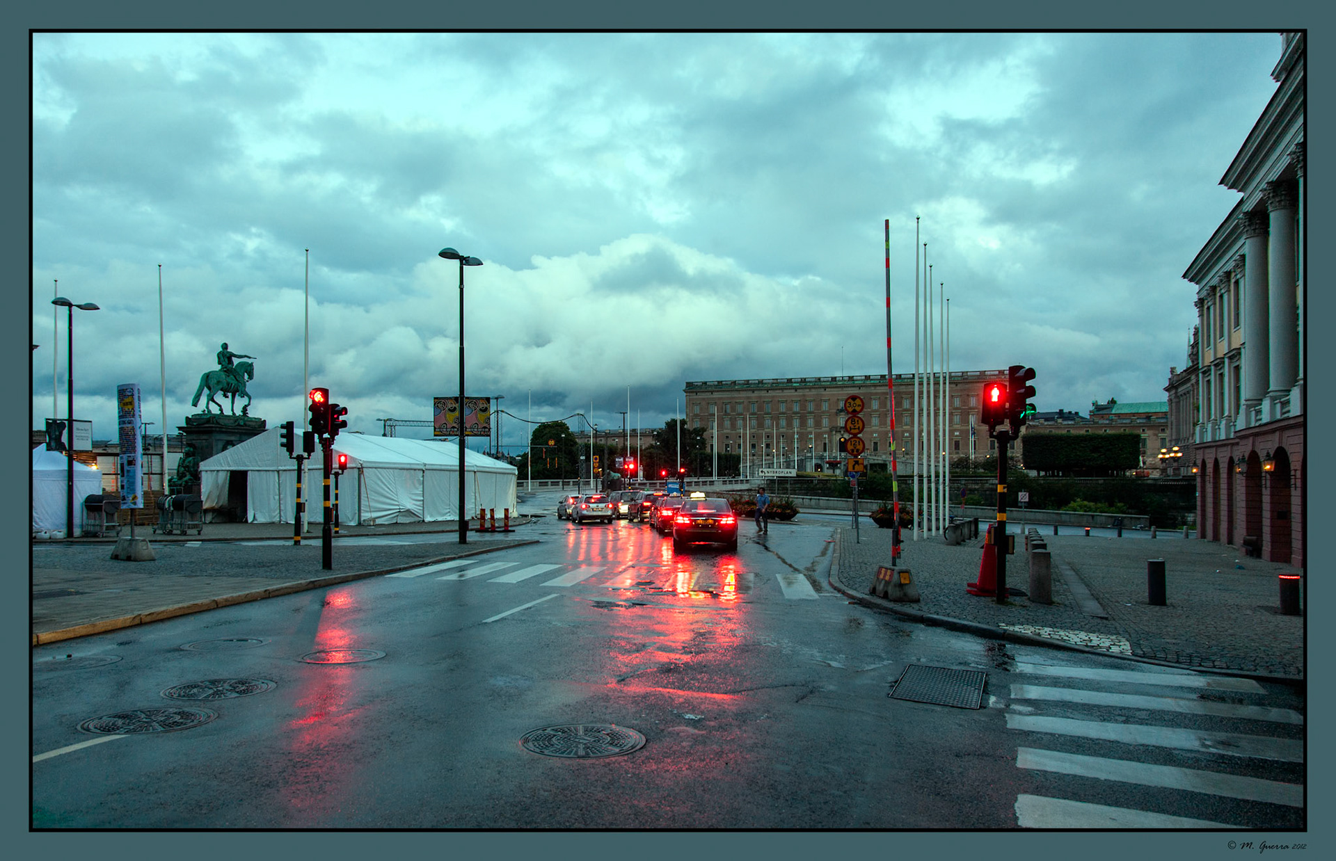 Coches en Malmtorsgatan. Ampliar