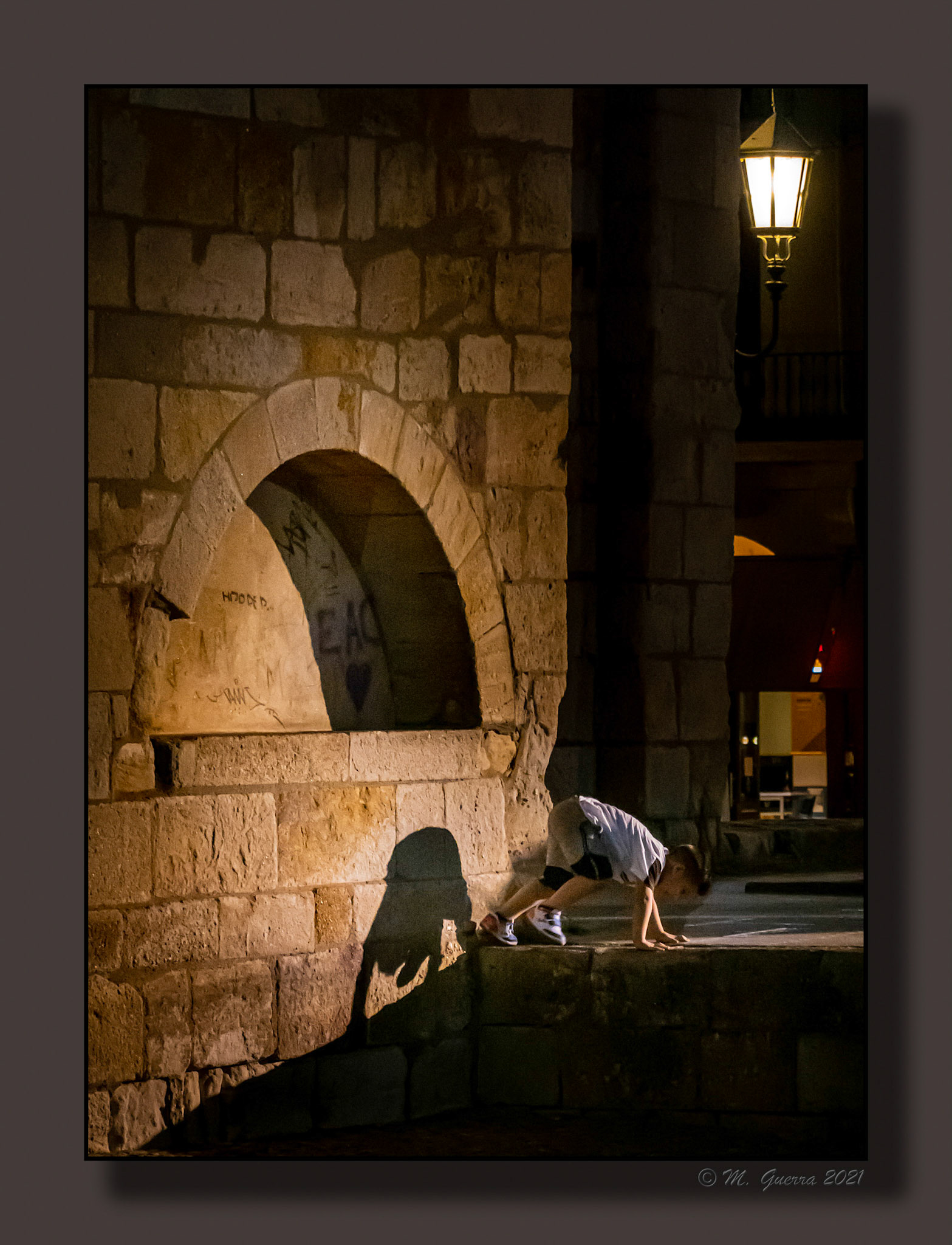 Niño jugando en una plaza de Zamora