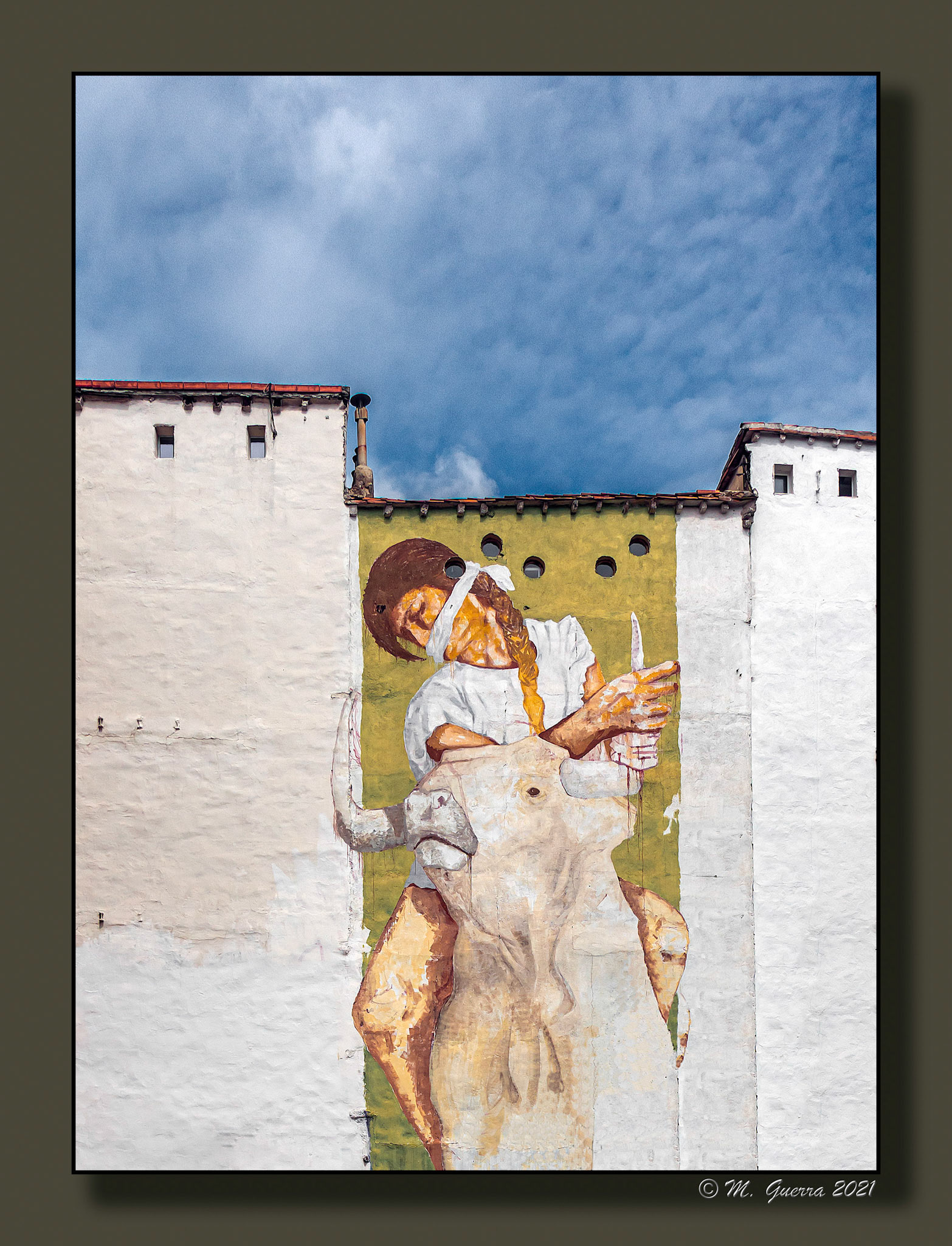Jardín cerrado con casa con pintura. Ampliar