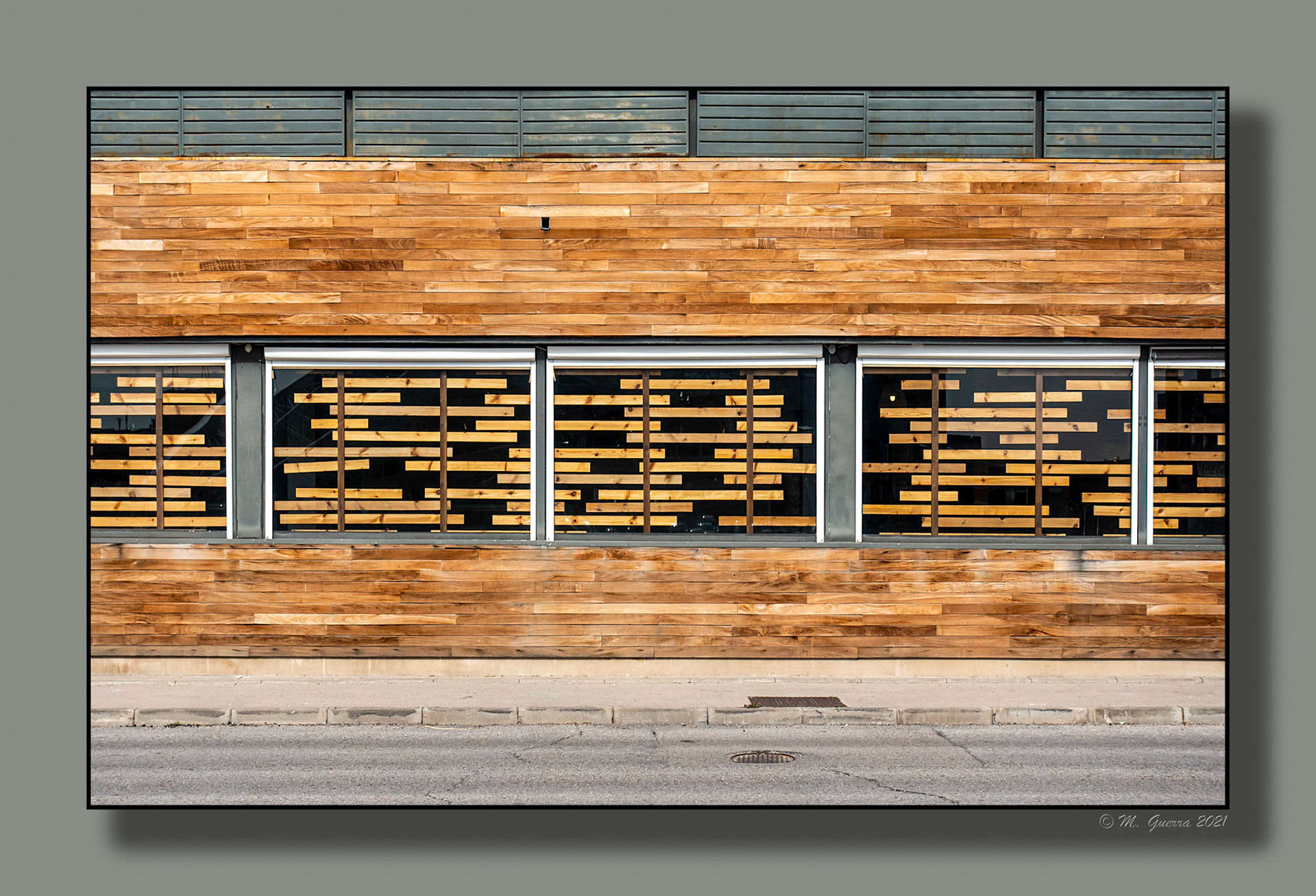 Pared y ventanas de madera en el Centro Comercial La Gavia