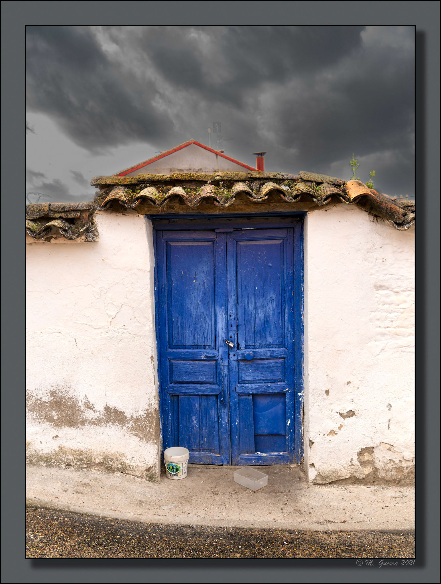 Puerta azul en Maqueda