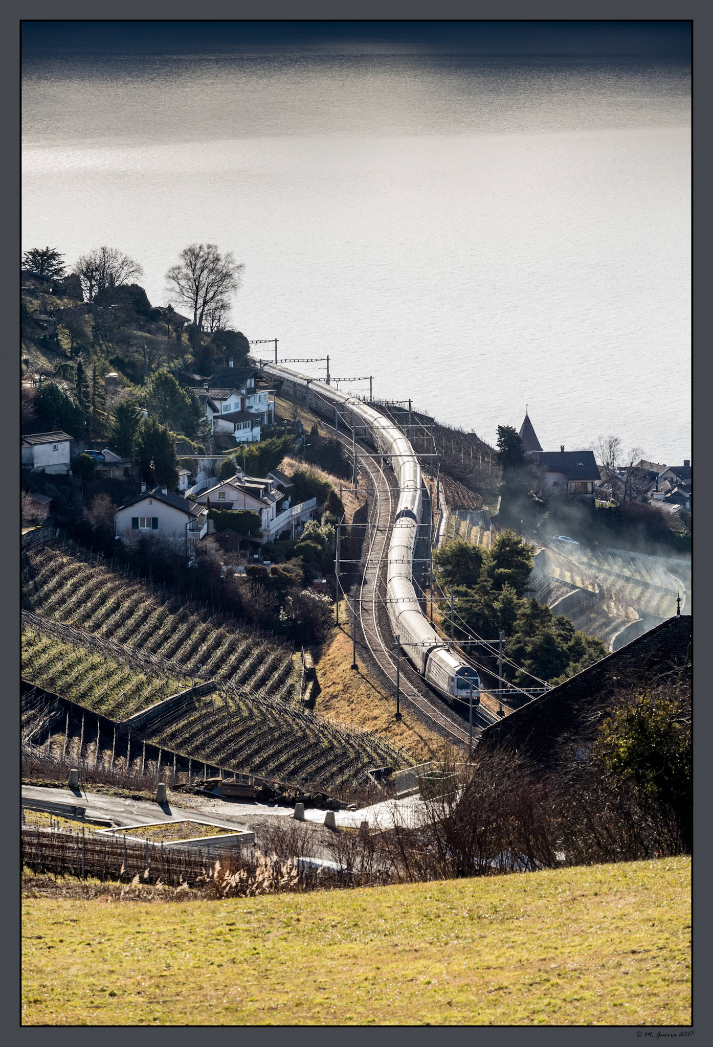 Vía de tren con forma de S y el lago Leman. Ampliar. 100ASA