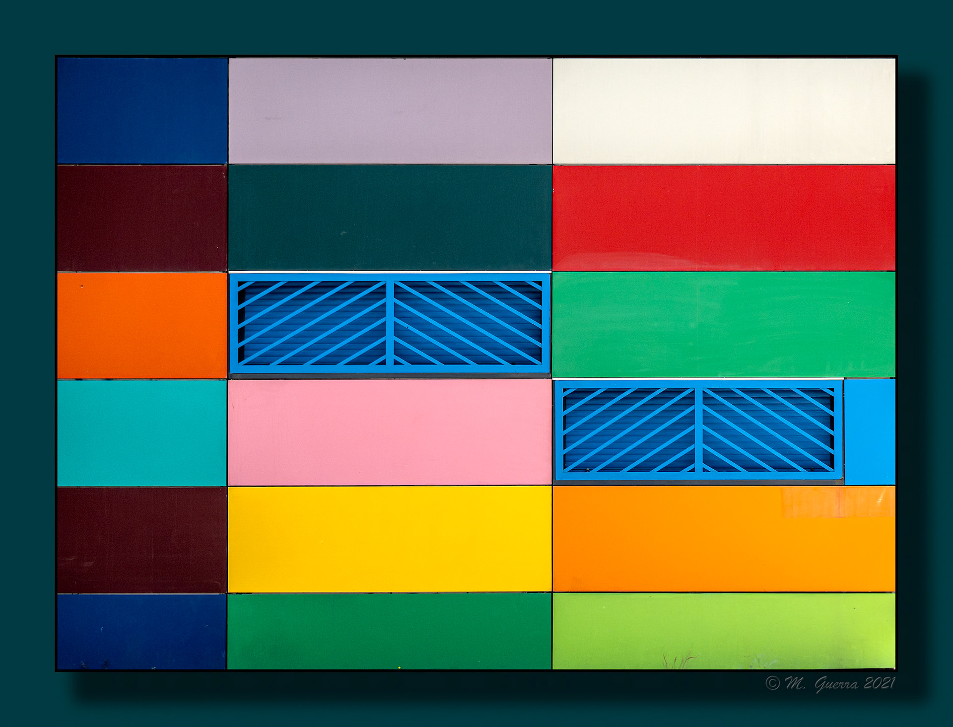 Edificio multicolor. 100ASA