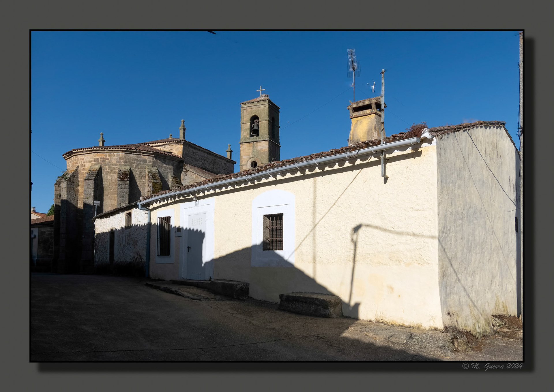 Casa en Bermillo con la iglesia detrás