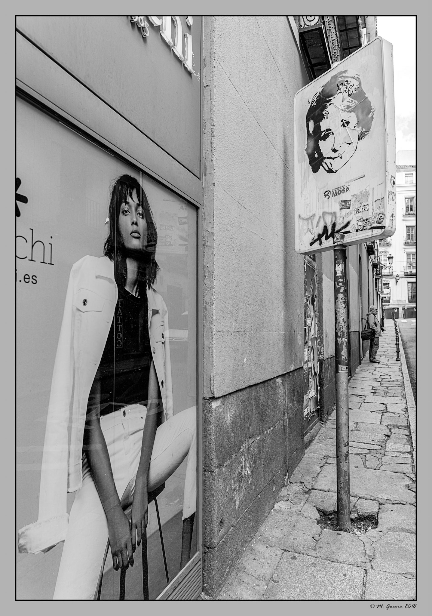 Cartel informativo con una cara de Esperanza Aguirre pintada en la parte posterior. Ampliar