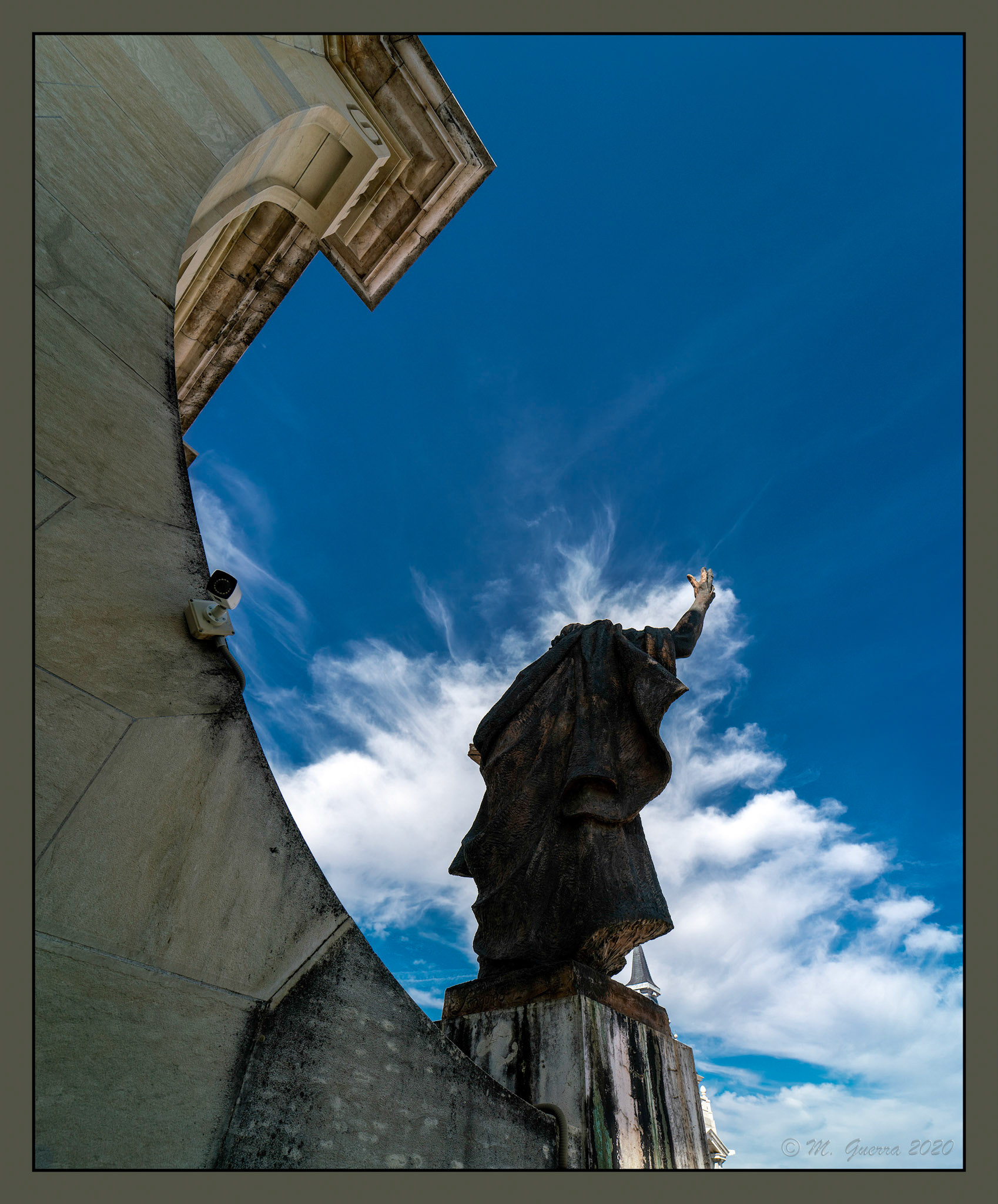 Estatua en la cúpula de la Catedral de la Almudena. Ampliar