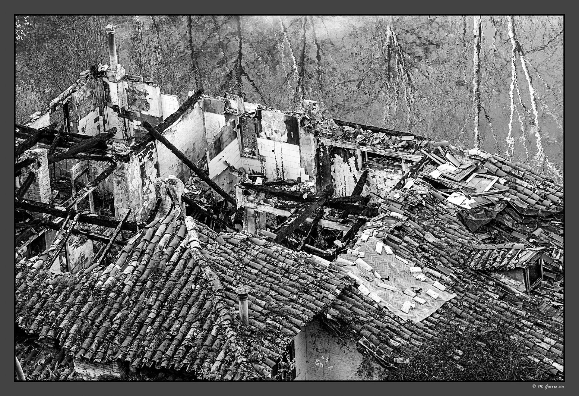 Casa semiderruída a orillas del río Arga en Pamplona. Ampliar