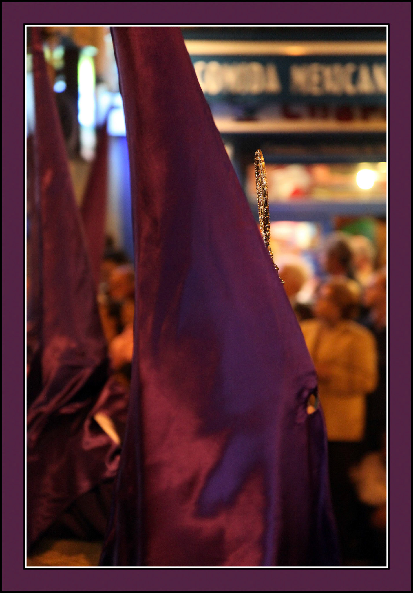 Cofrade en una procesión de Semana Santa en Madrid. Ampliar