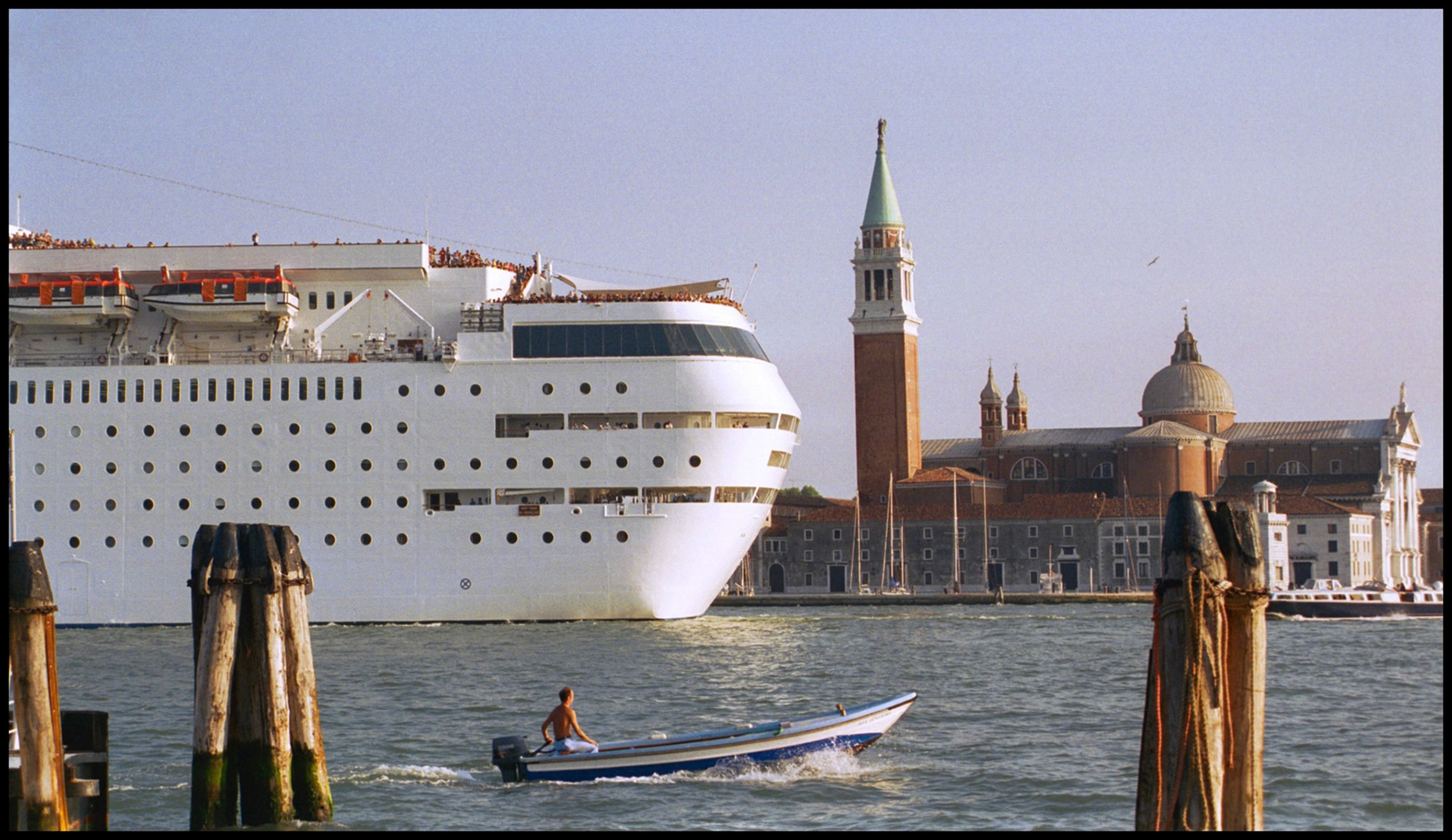 Transatlántico en el canal de Giudeca de Venecia, con la iglesia de San Giorgio al Fondo. Ampliar