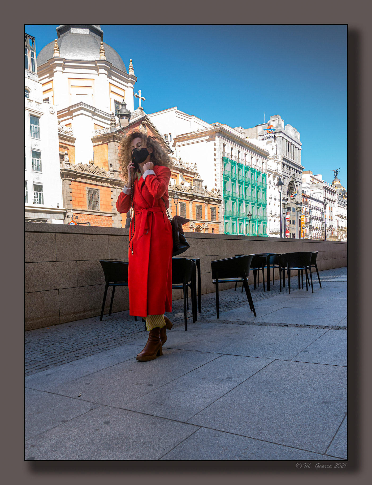 Mujer paseando y hablando por teléfono