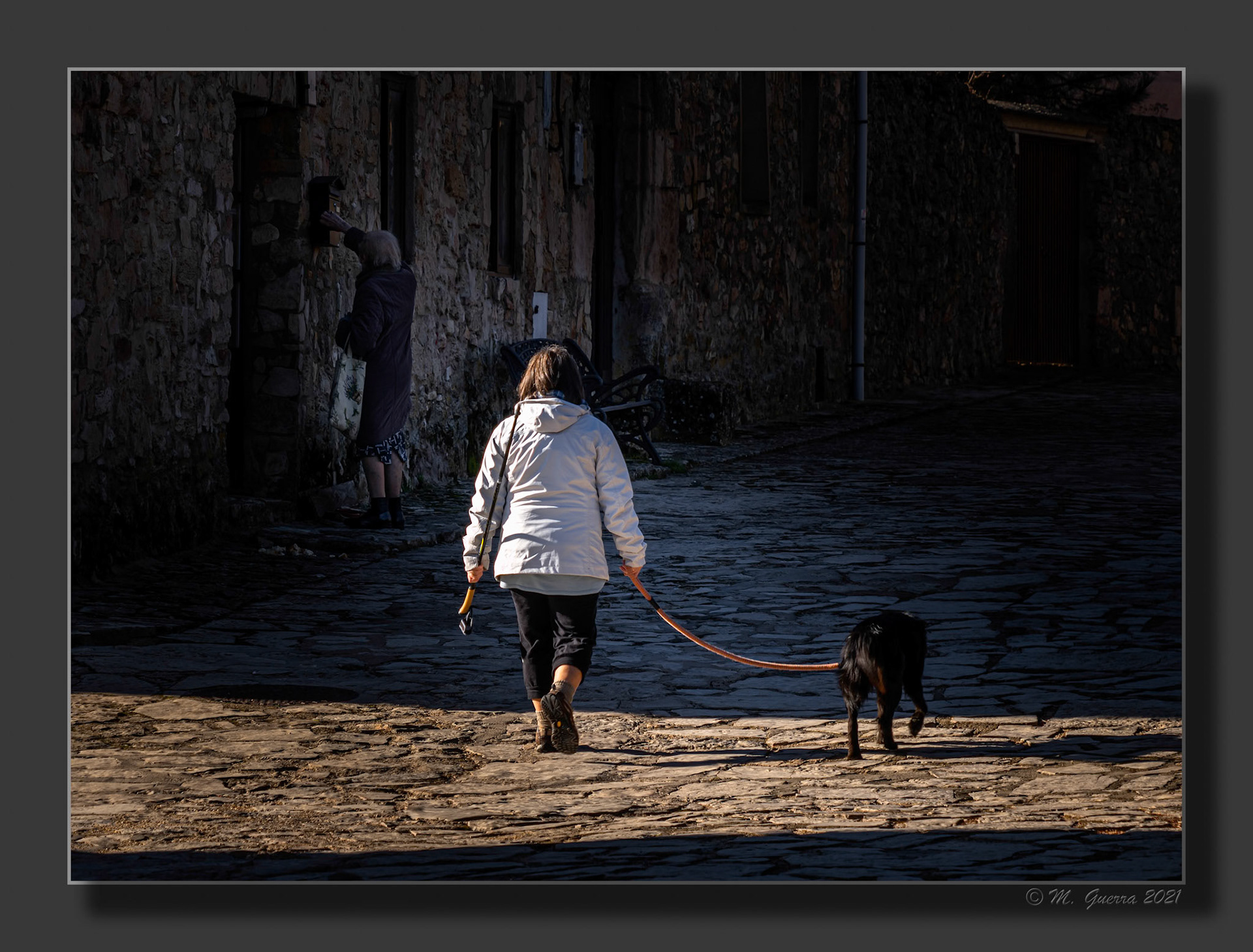 Chica con perro y una anciana en una calle de Medinaceli. 100ASA