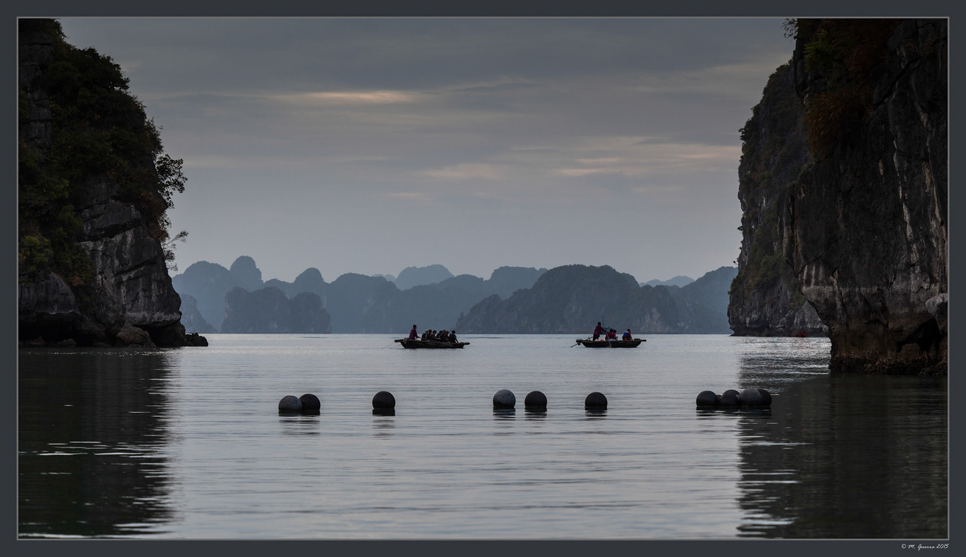 Barcas de turistas en la Bahía de Ha Long. Ampliar. 100ASA