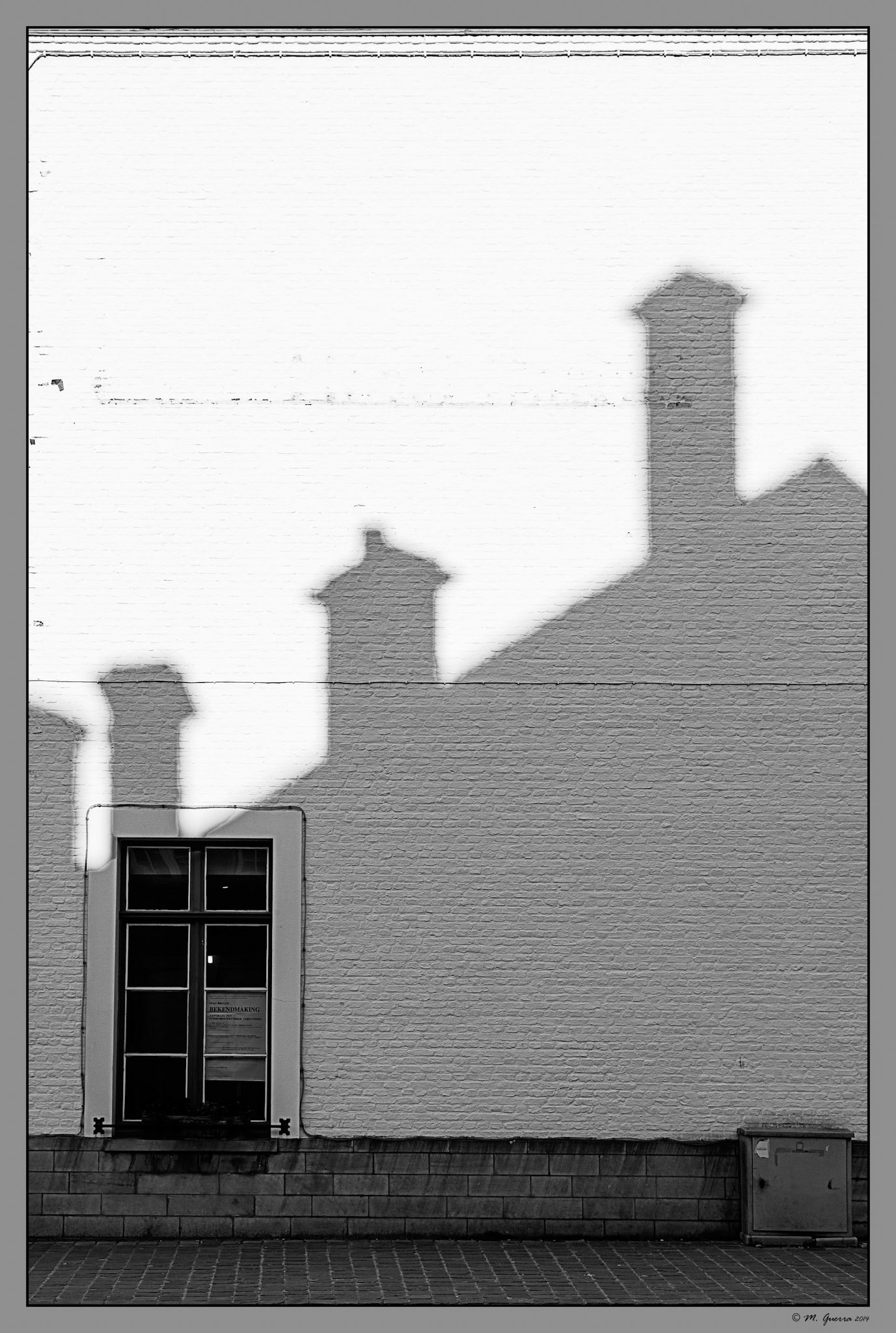 Sombra sobre pared en Brujas. Ampliar. 100ASA