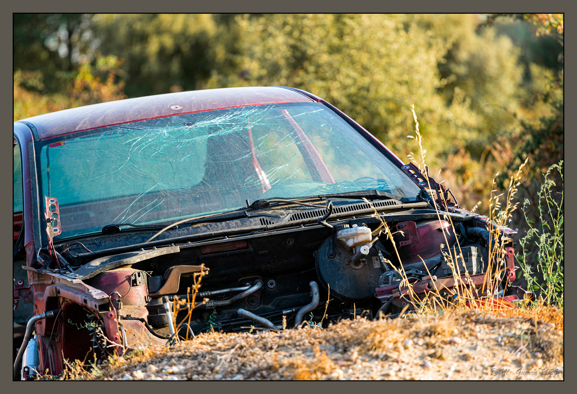 Coche desguazado en Muga