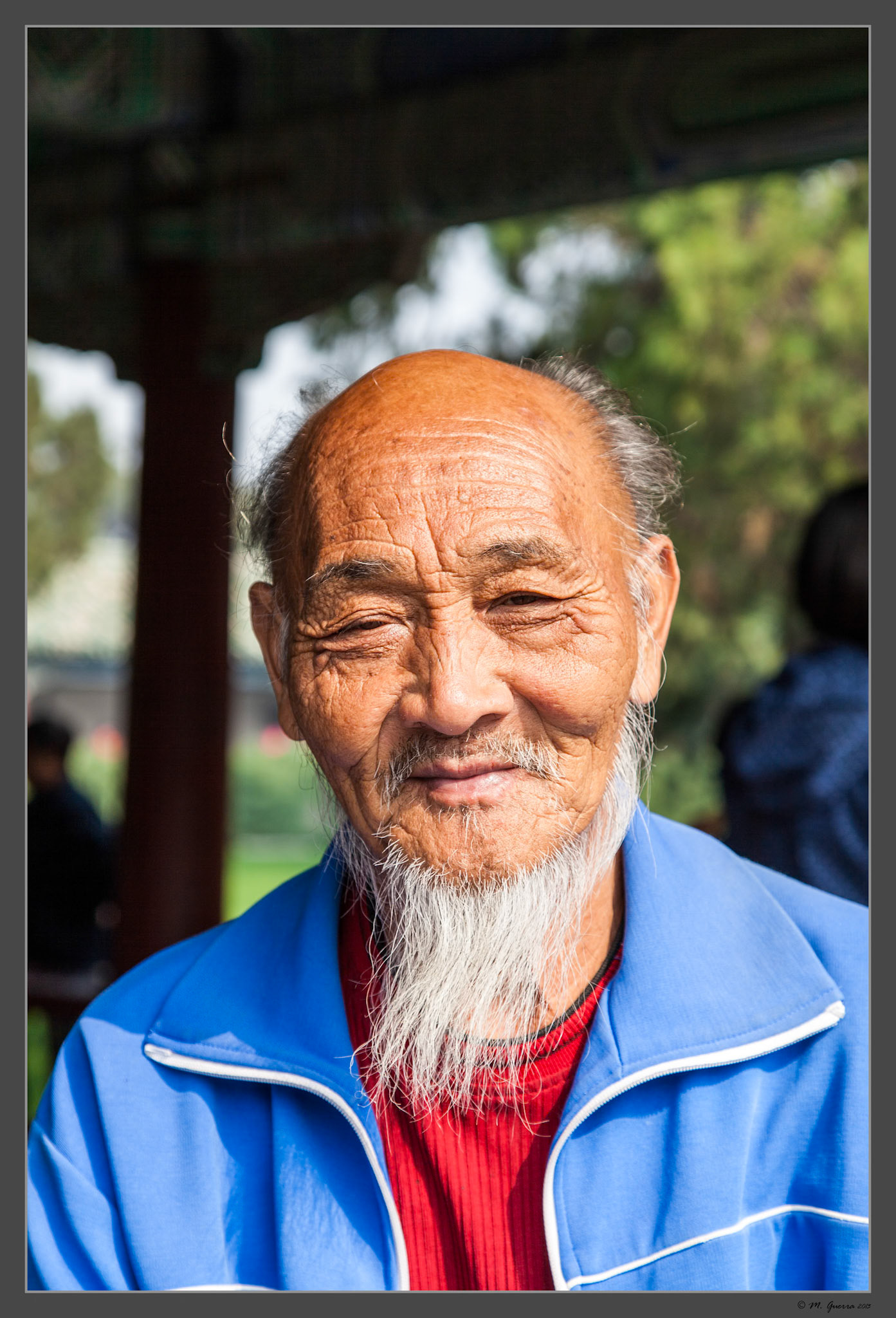 El rostro de un amable anciano parecido a Ho Chi Ming que me permitió hacerle una foto en el parque del Templo del Cielo de Beijing. Ampliar