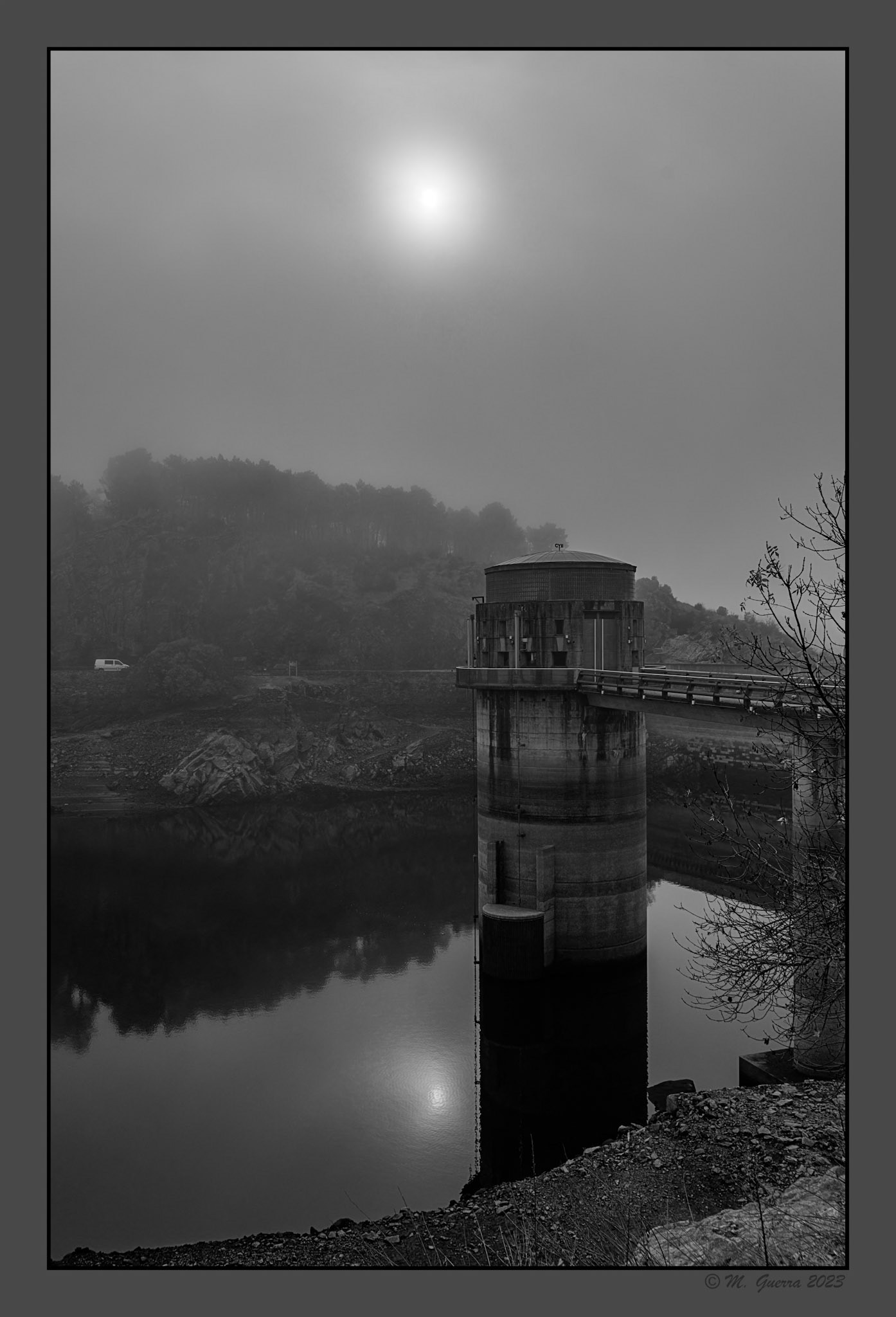 Día de niebla en el embalse del Villar. 100ASA