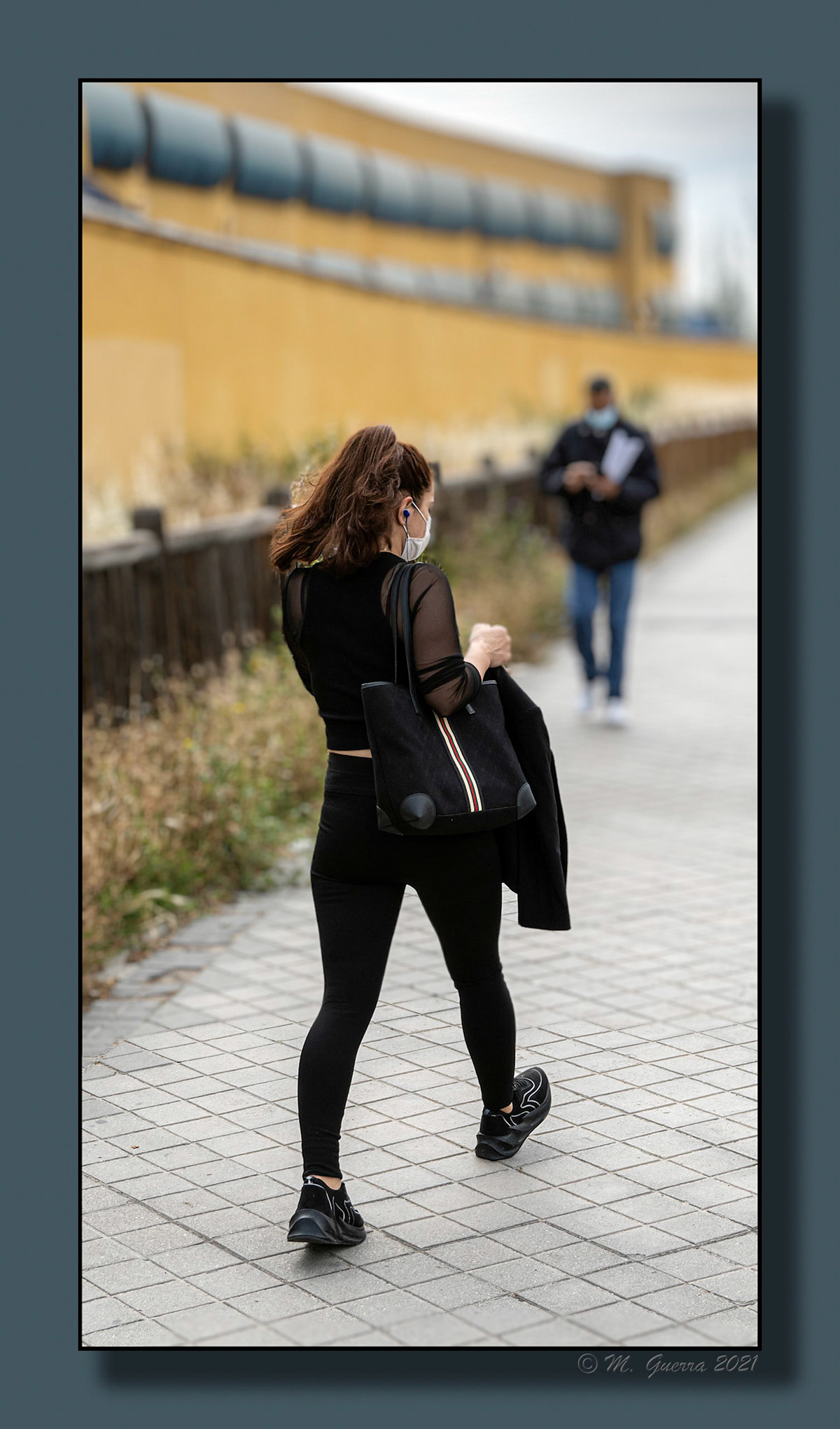 Chica de negro andando