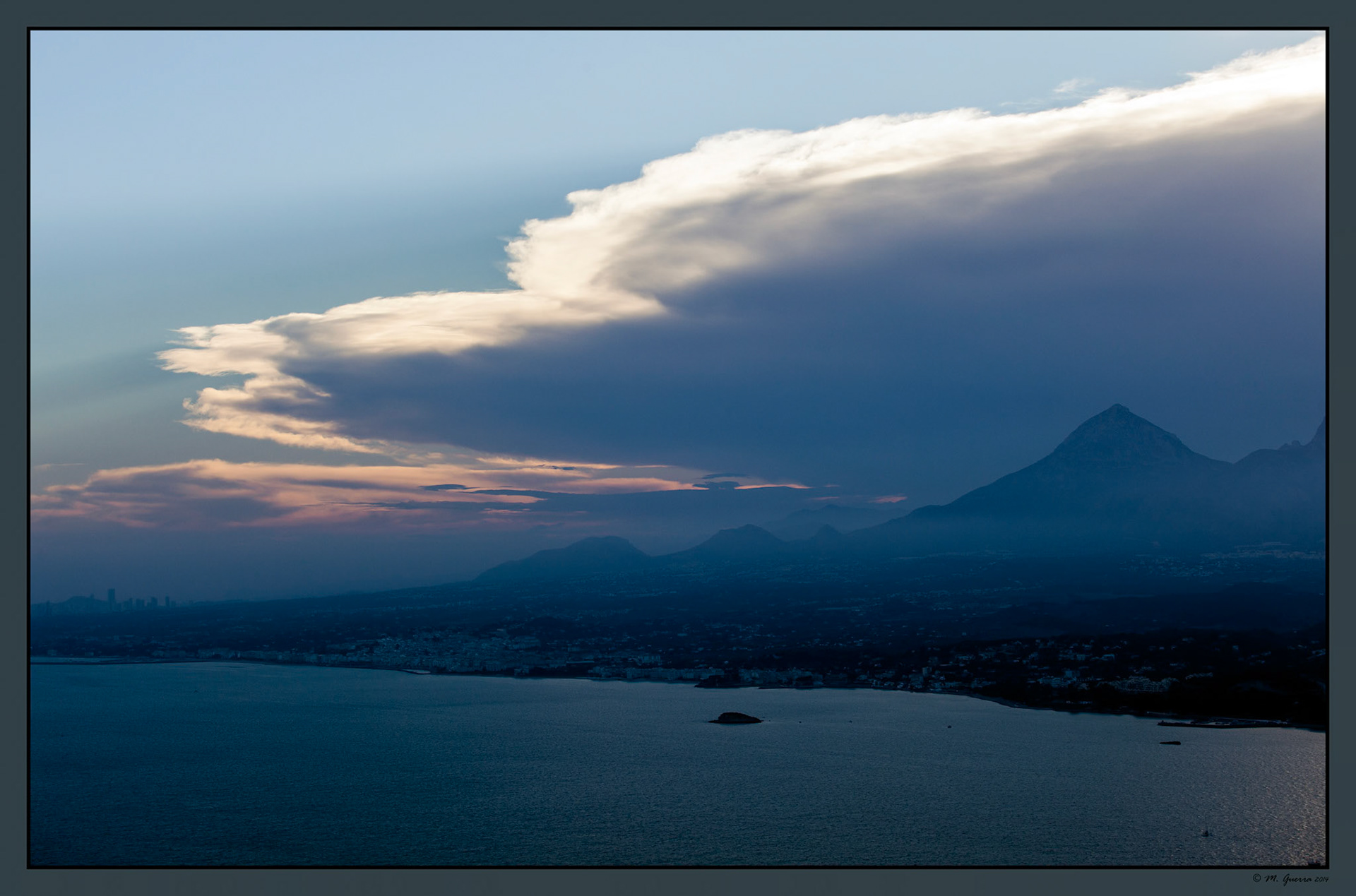 Nubes de tormenta al atardecer sobre la bahía de Altea. Ampliar