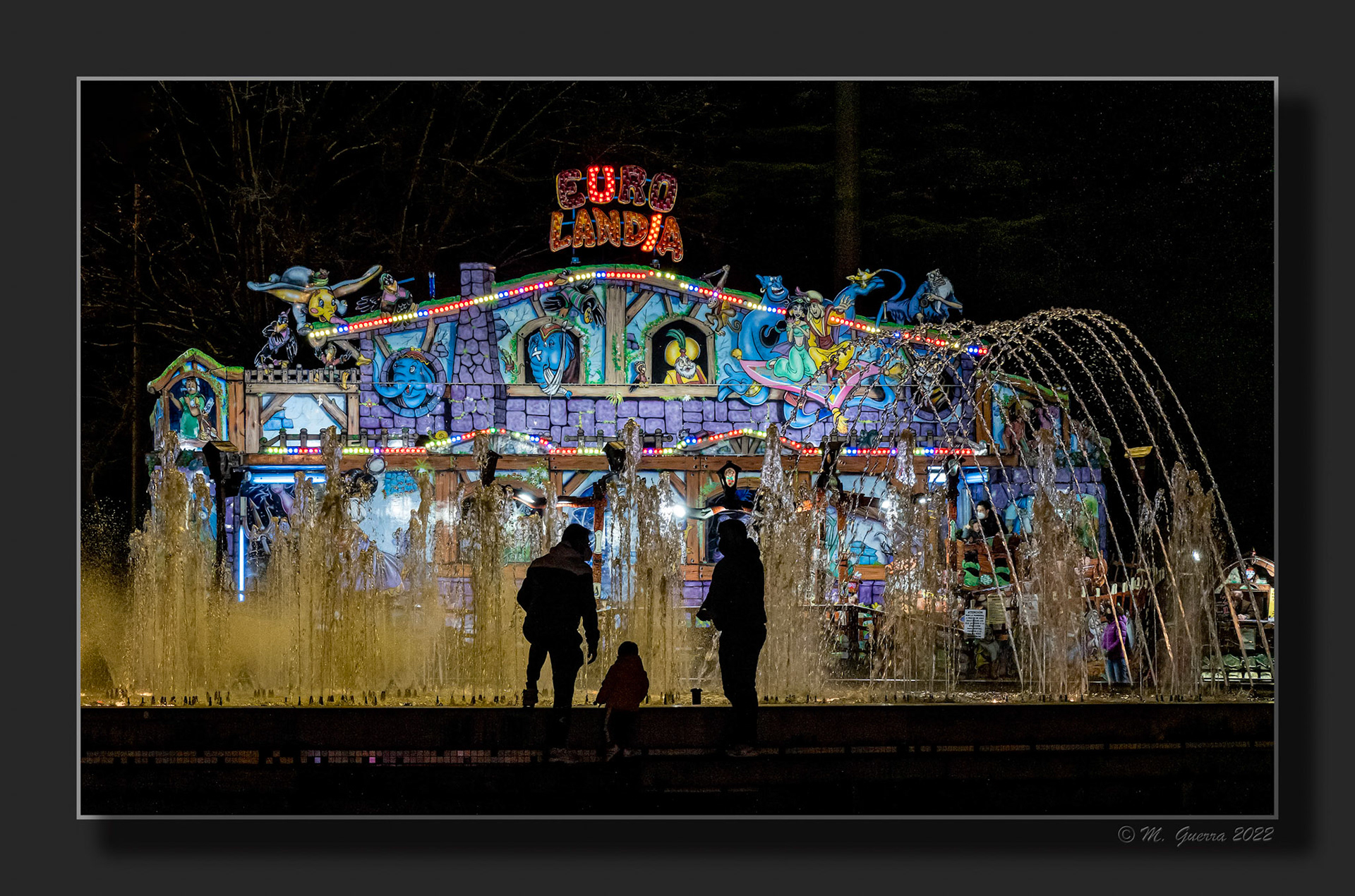 Fuente iluminada y atracción infantil en Valladolid