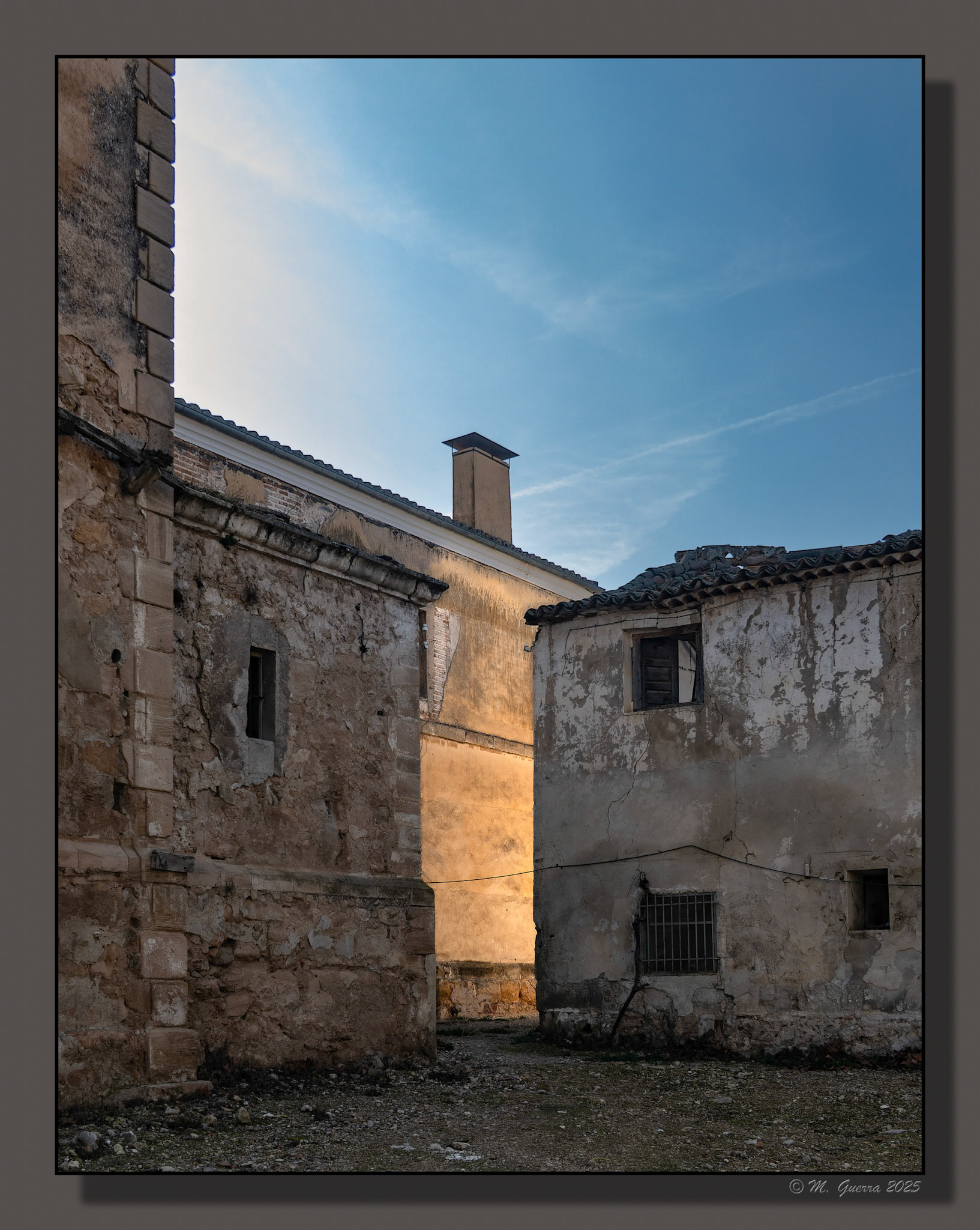 Rincón de un antiguo monasterio de Villamanrique de Tajo con una uz especial