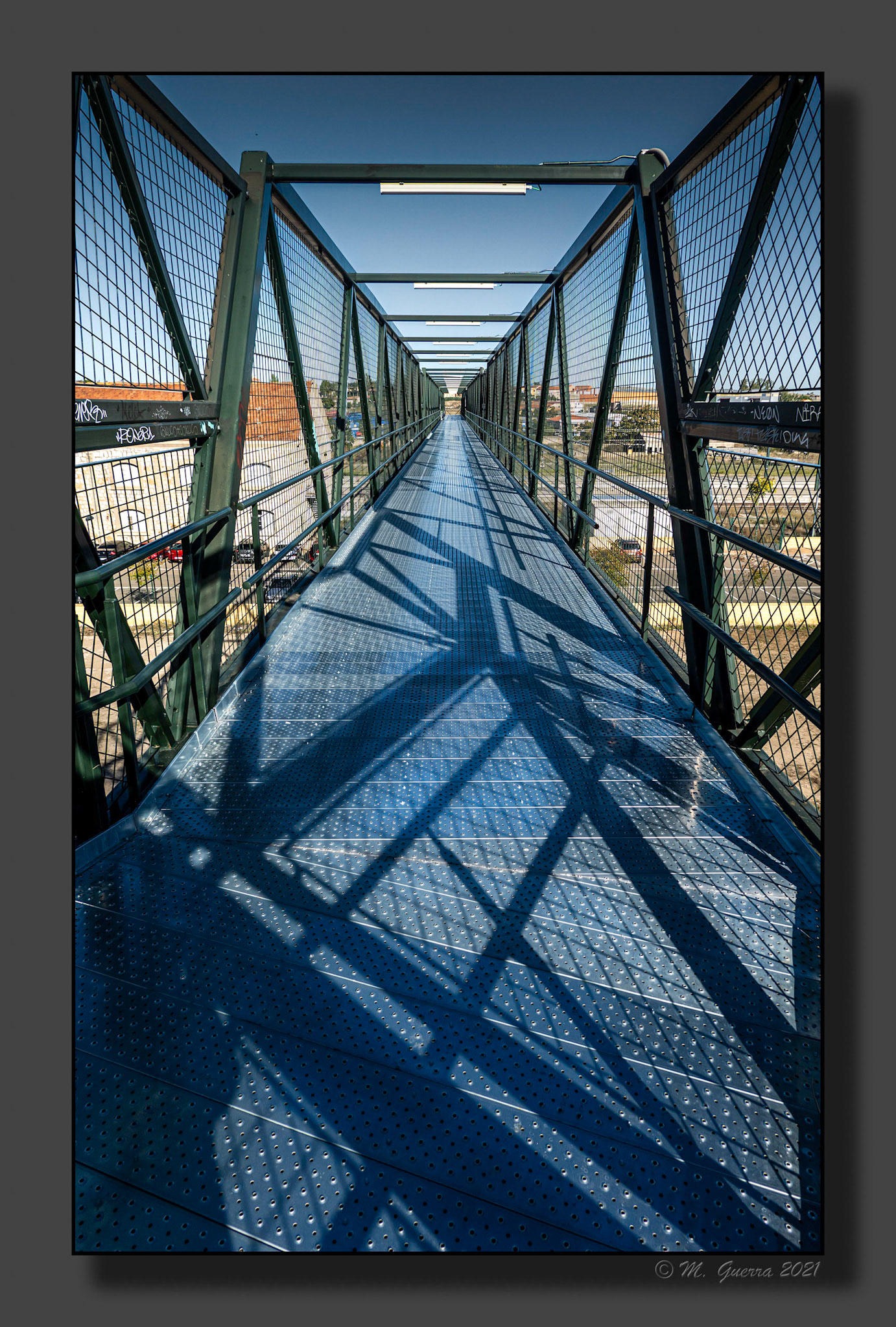 Puente peatonal sobre las vías de tren de Zamora