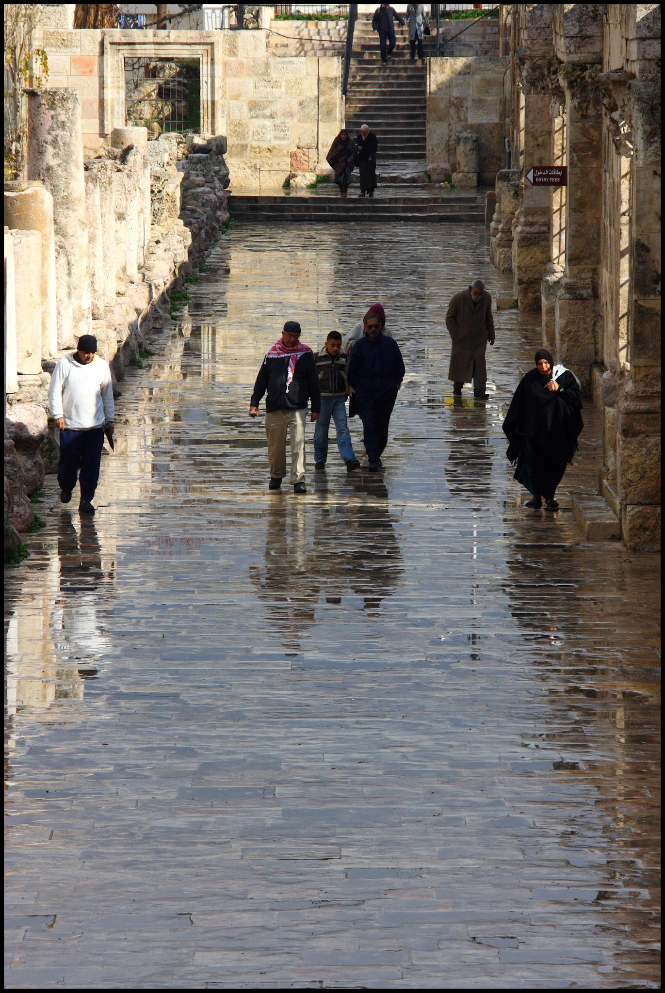 Paseando bajo la lluvia al lado del anfiteatro romano de Ammán. Ampliar