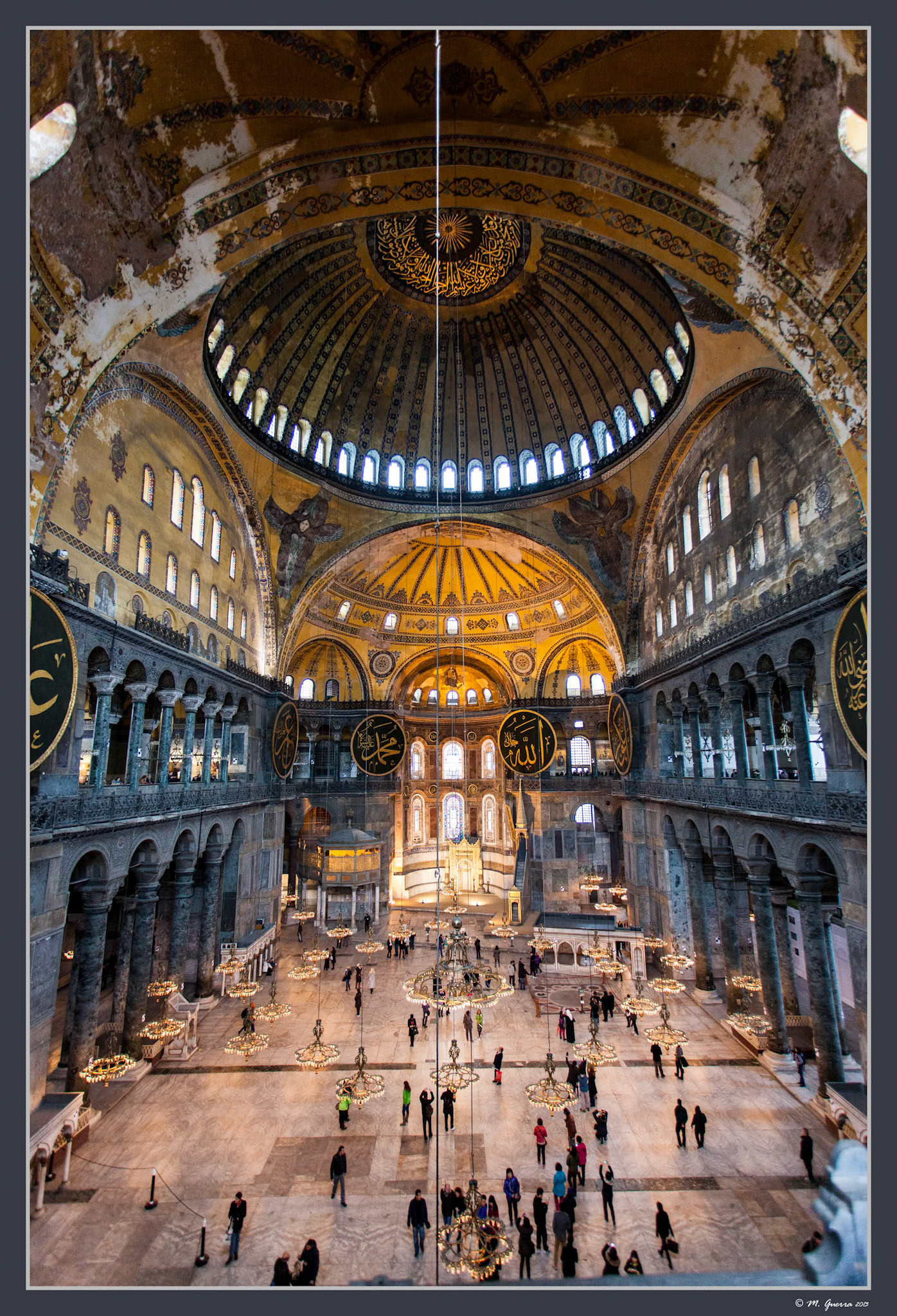La nave principal de Santa Sofía en Estambul. Ampliar. 100ASA