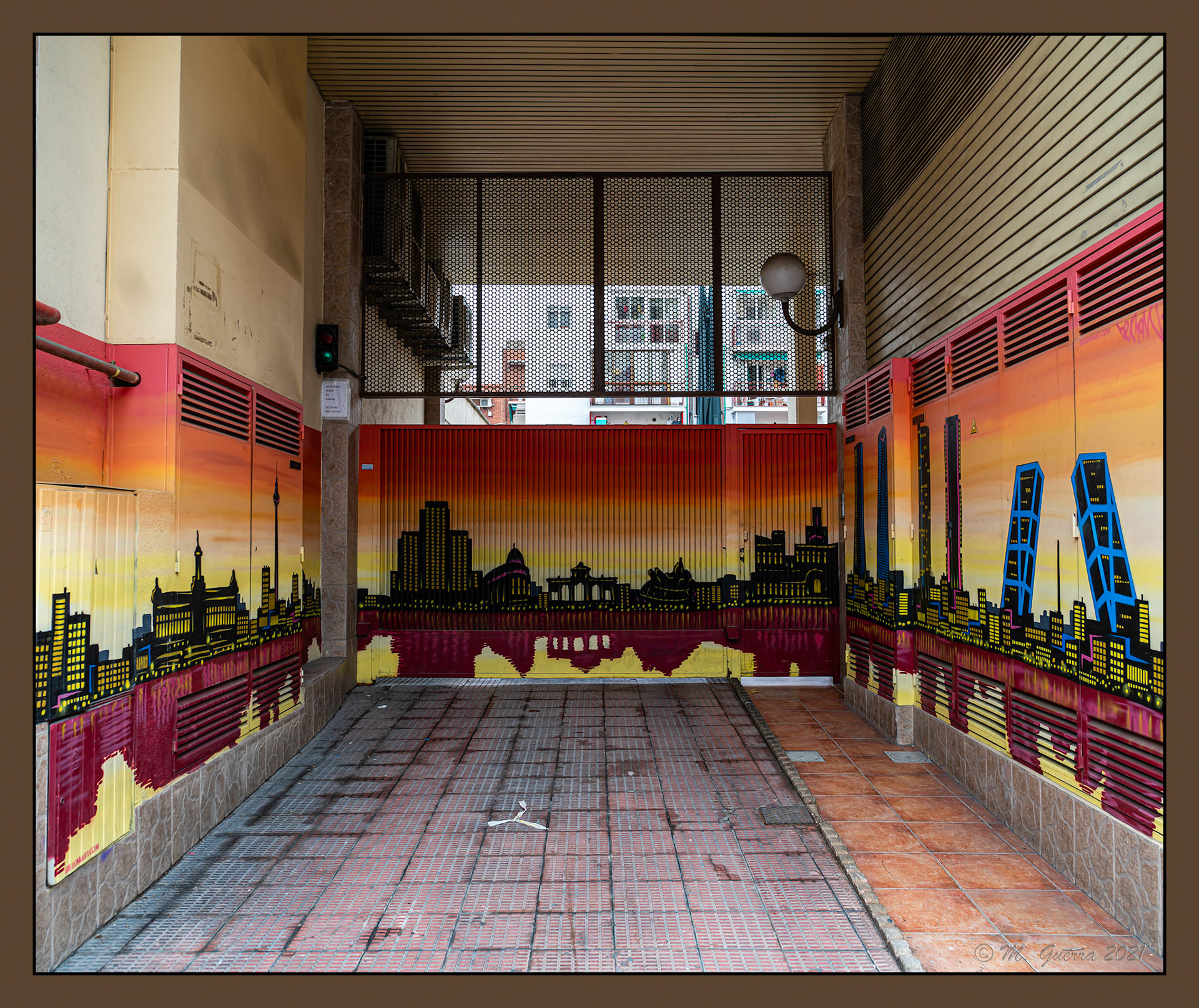 Acceso pintado a un patio interior de una casa en Las Ventas