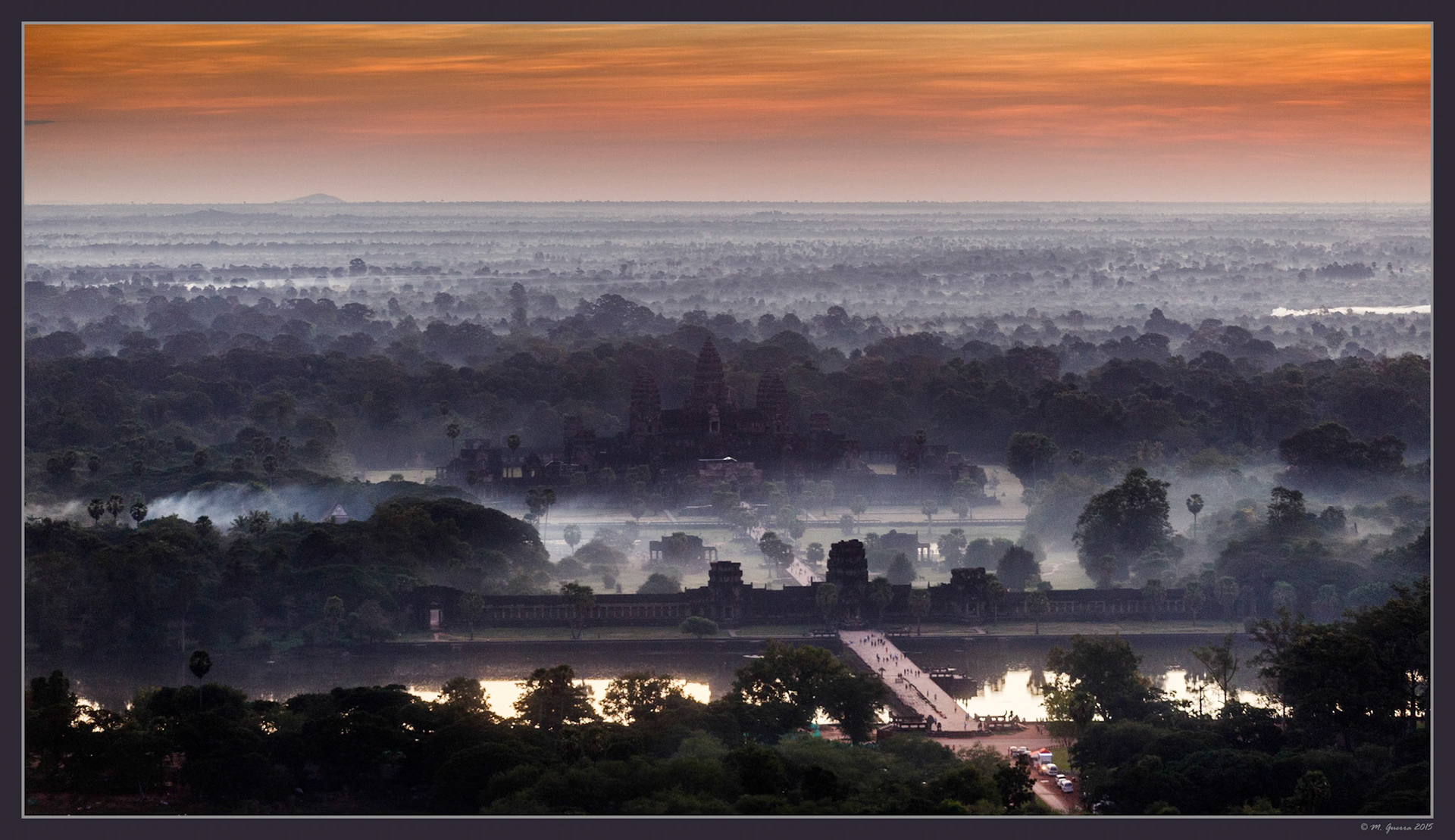 Amanecer en el templo de Angkor Wat desde el globo cautivo. Ampliar. 100ASA