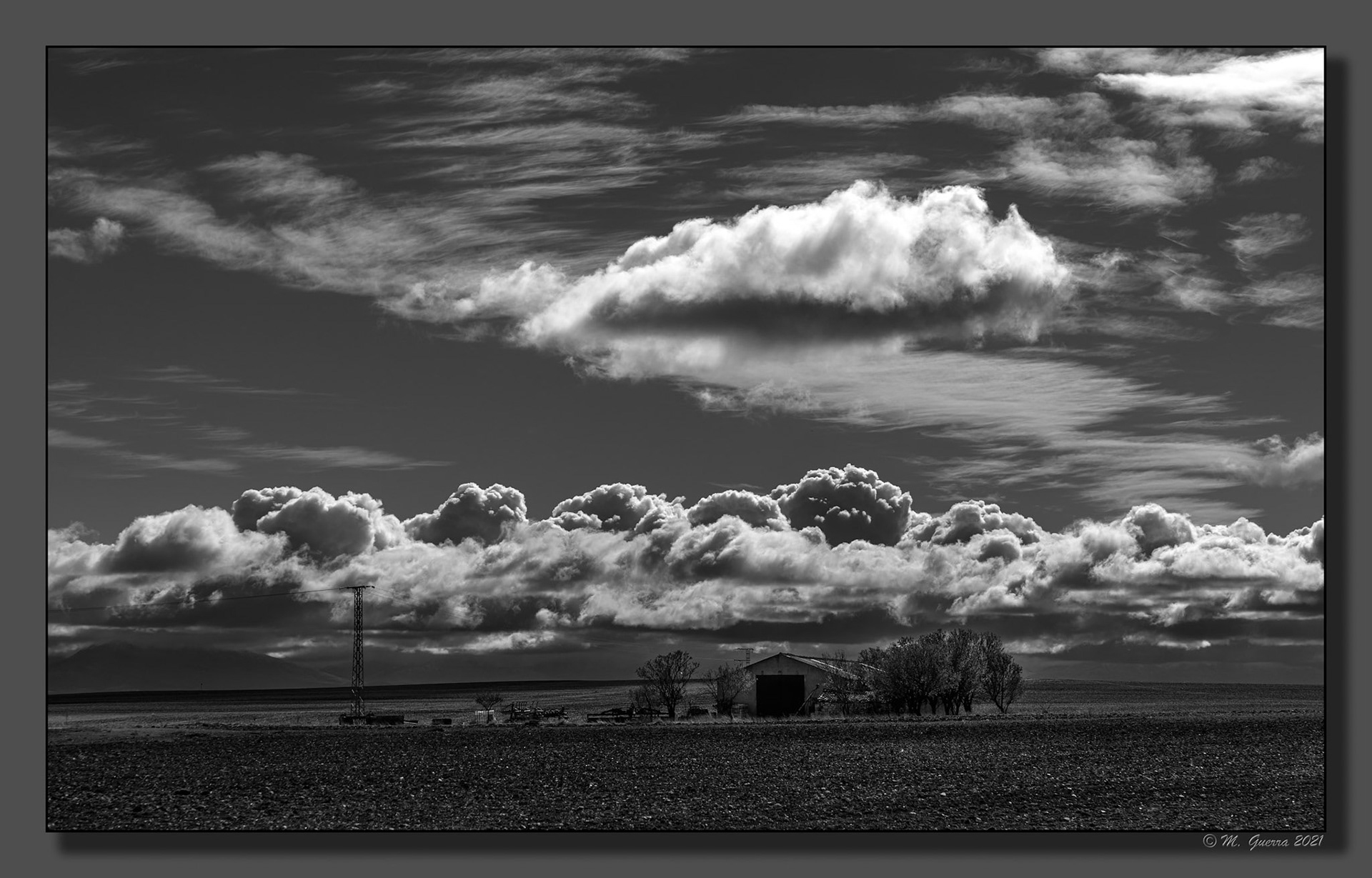 Campo con nubes cerca de Maderuelo. 100ASA