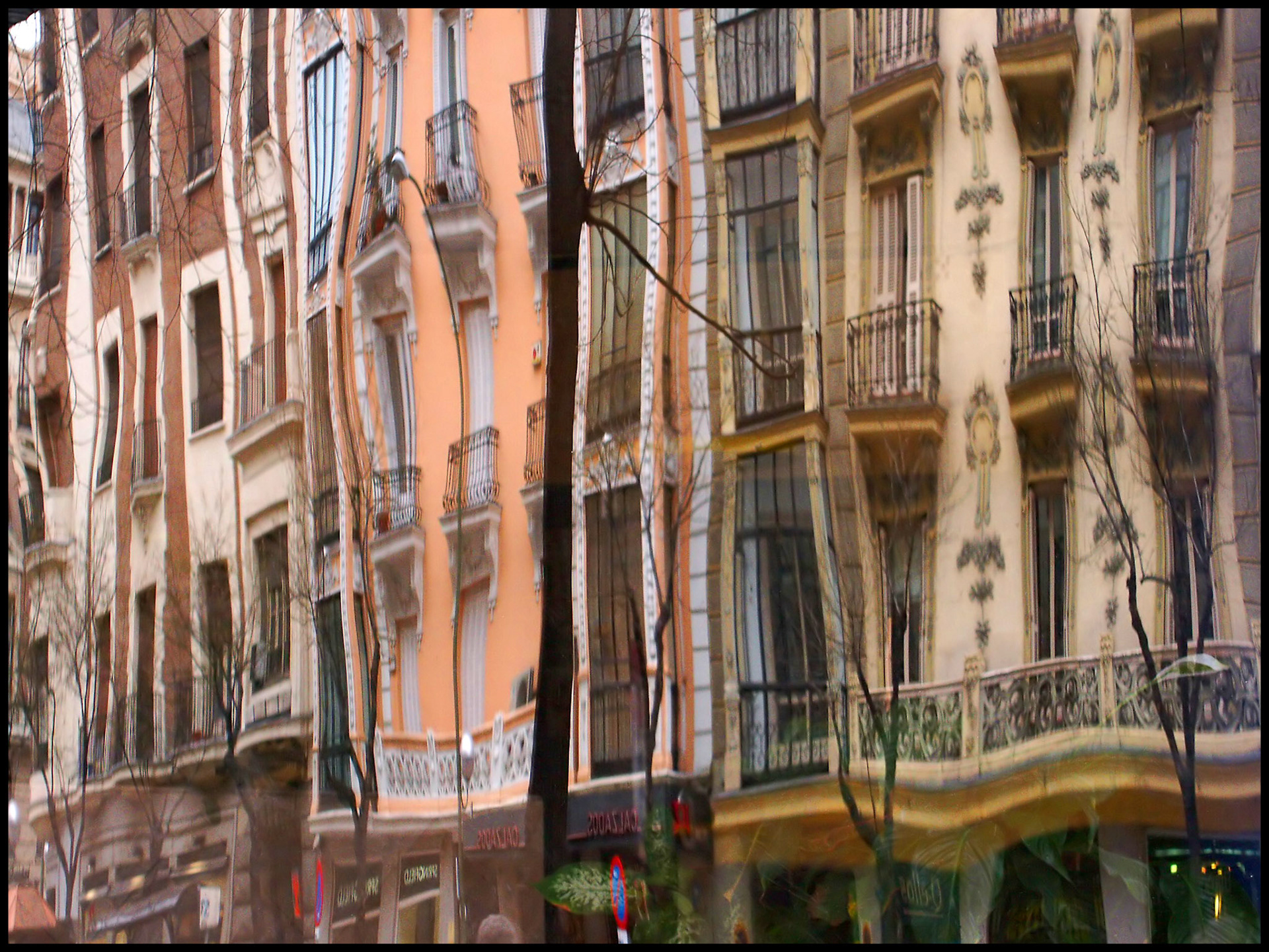 Reflejos en la calle Goya de Madrid. Ampliar