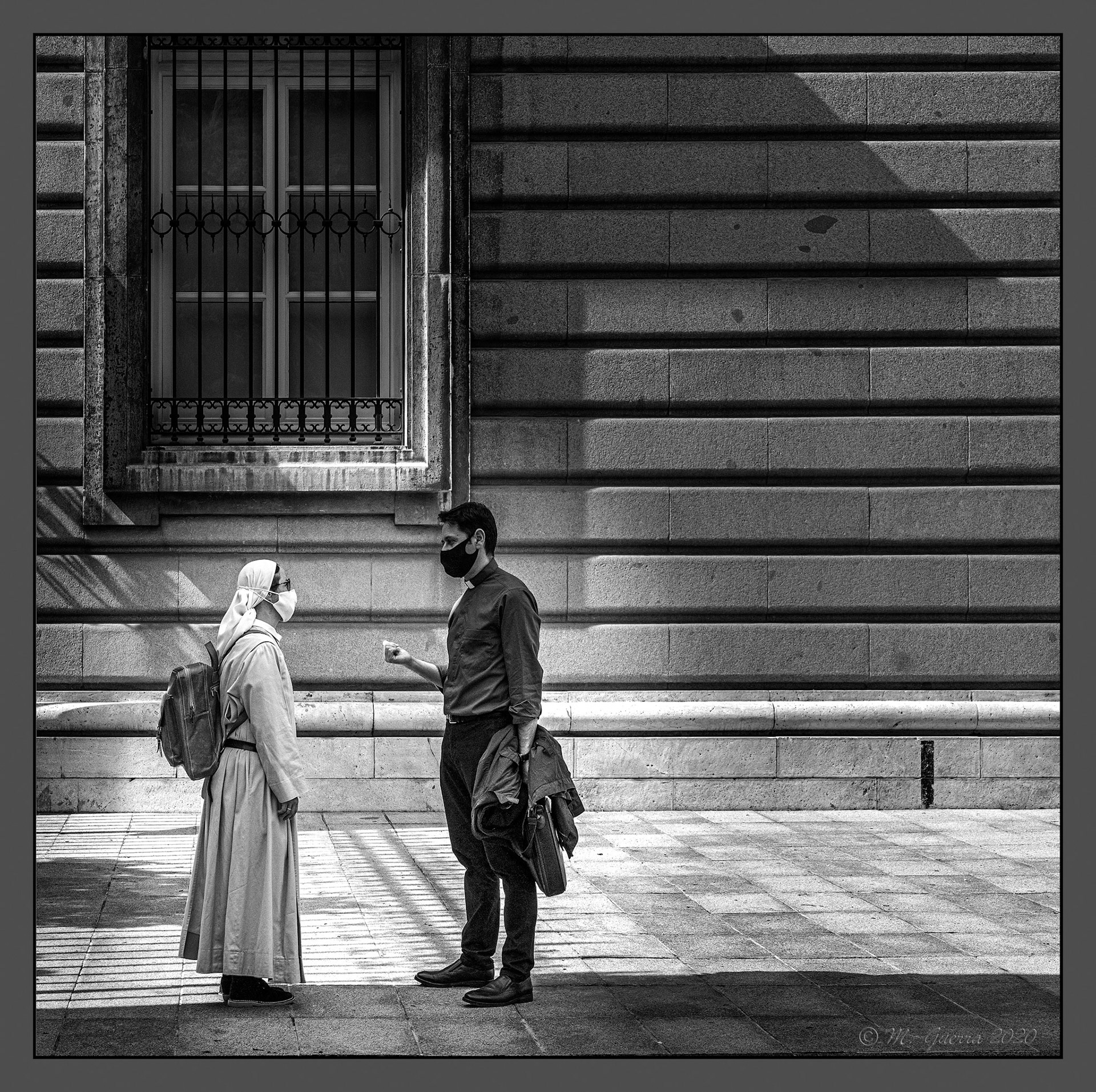 Un cura y una mona hablando en la Catedral de la Almudena. Ampliar