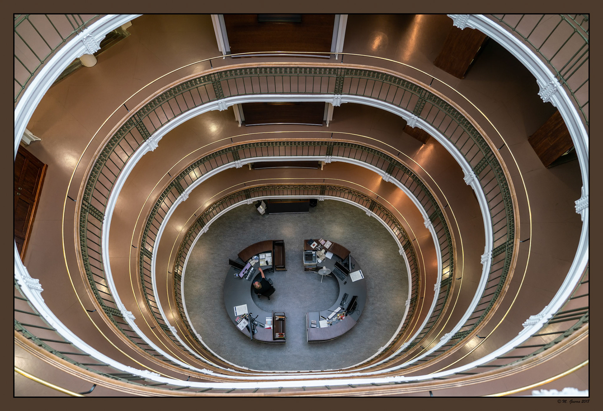 Interior de la biblioteca nacional de Helsinki. Ampliar. 100ASA