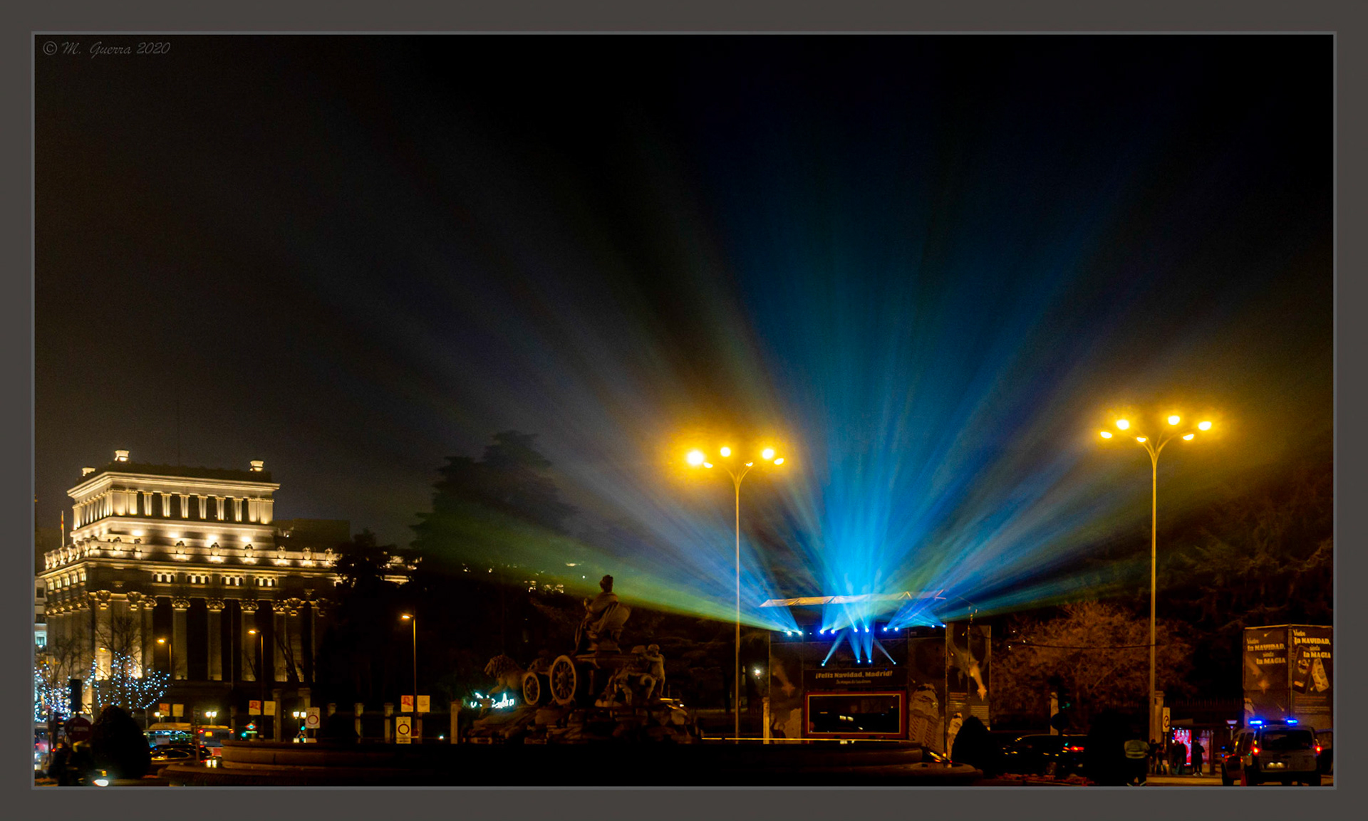 Focos iluminando la niebla en la plaza de Cibeles