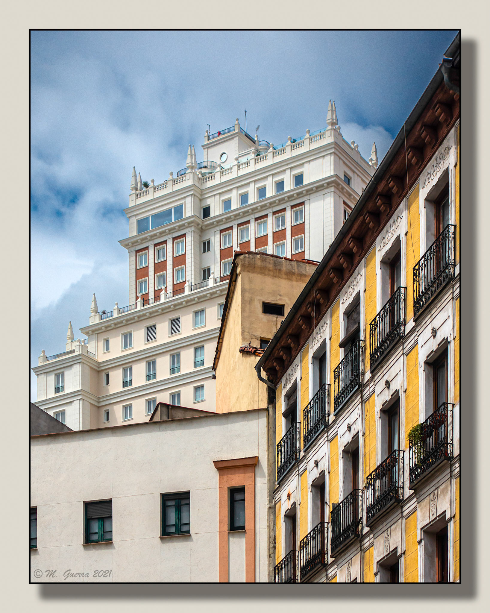 Vislumbre del edificio España desde atrás