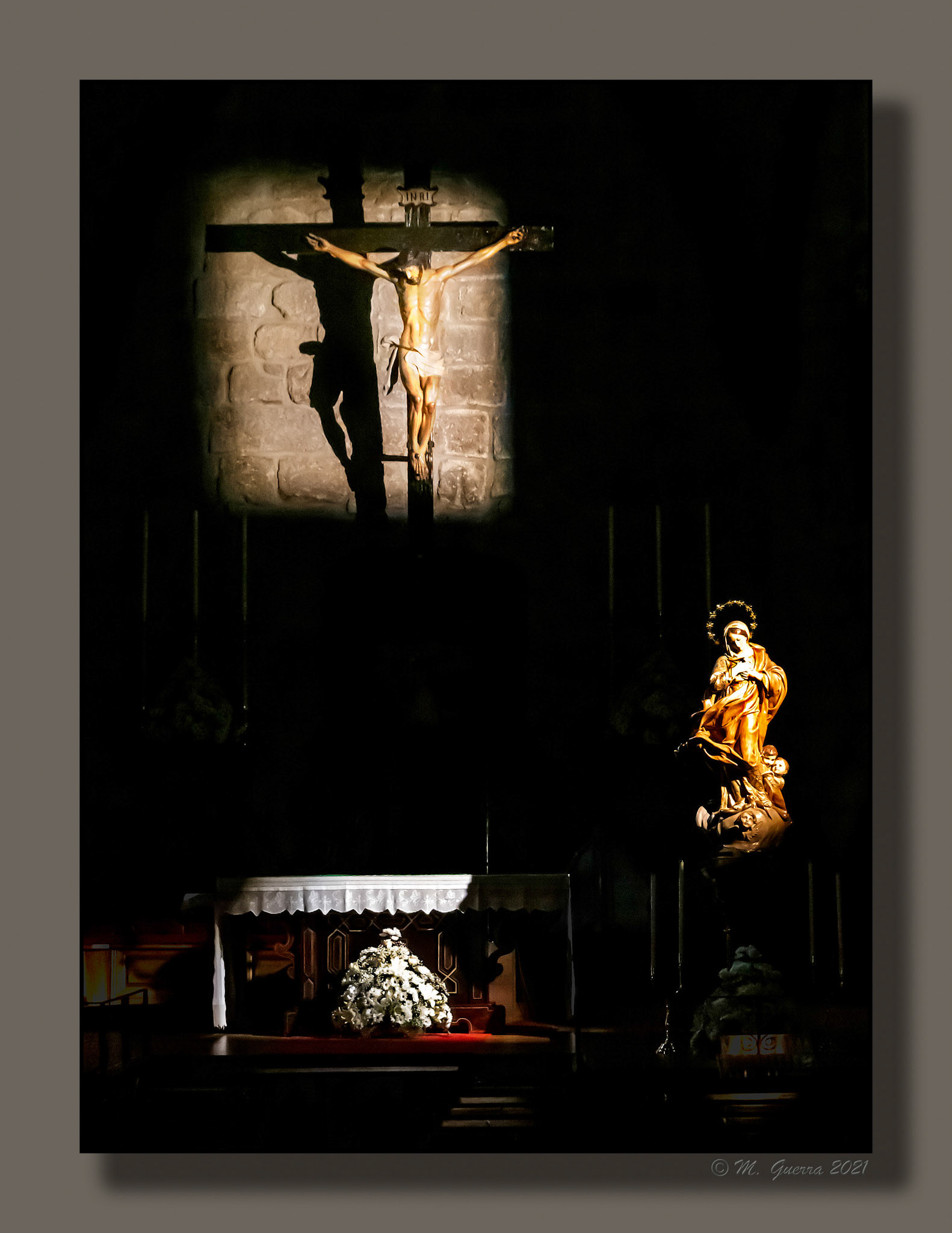 Cristo iluminado en la iglesia de Buitrago de Lozoya