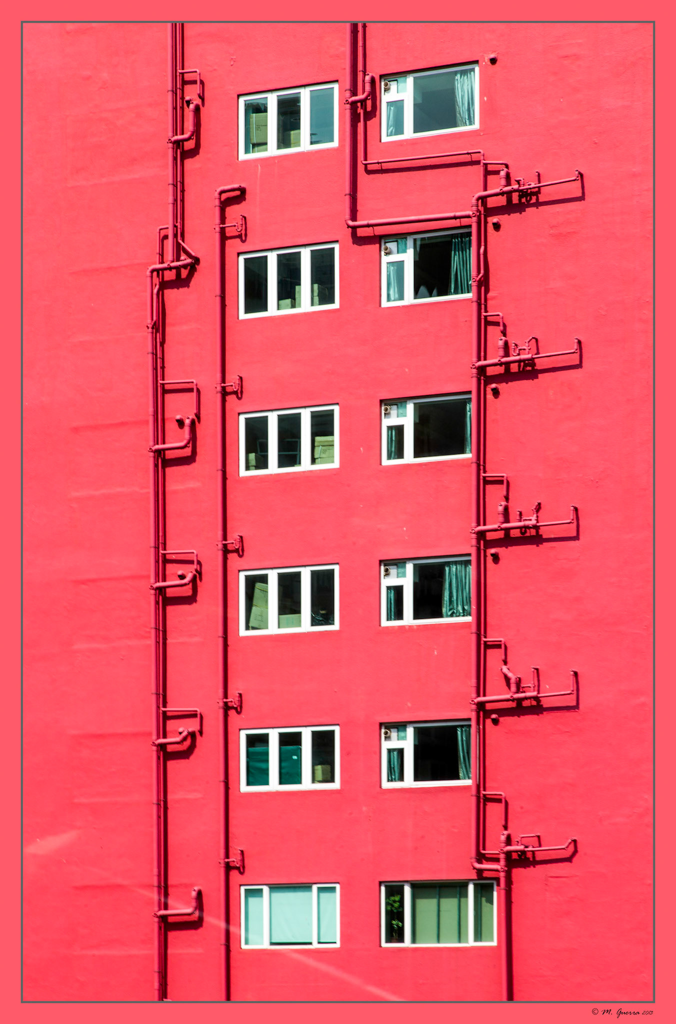 Edificio de apartamentos con las tuberías exteriores de gas en Hong Kong. Ampliar. 100ASA
