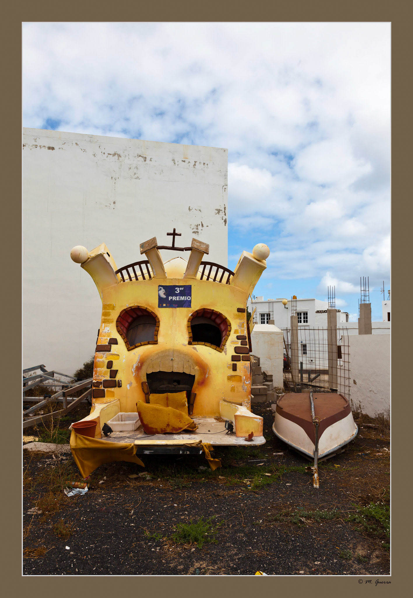 Atracciones de feria abandonadas en El pueblo de Arrieta en Lanzarote. Ampliar