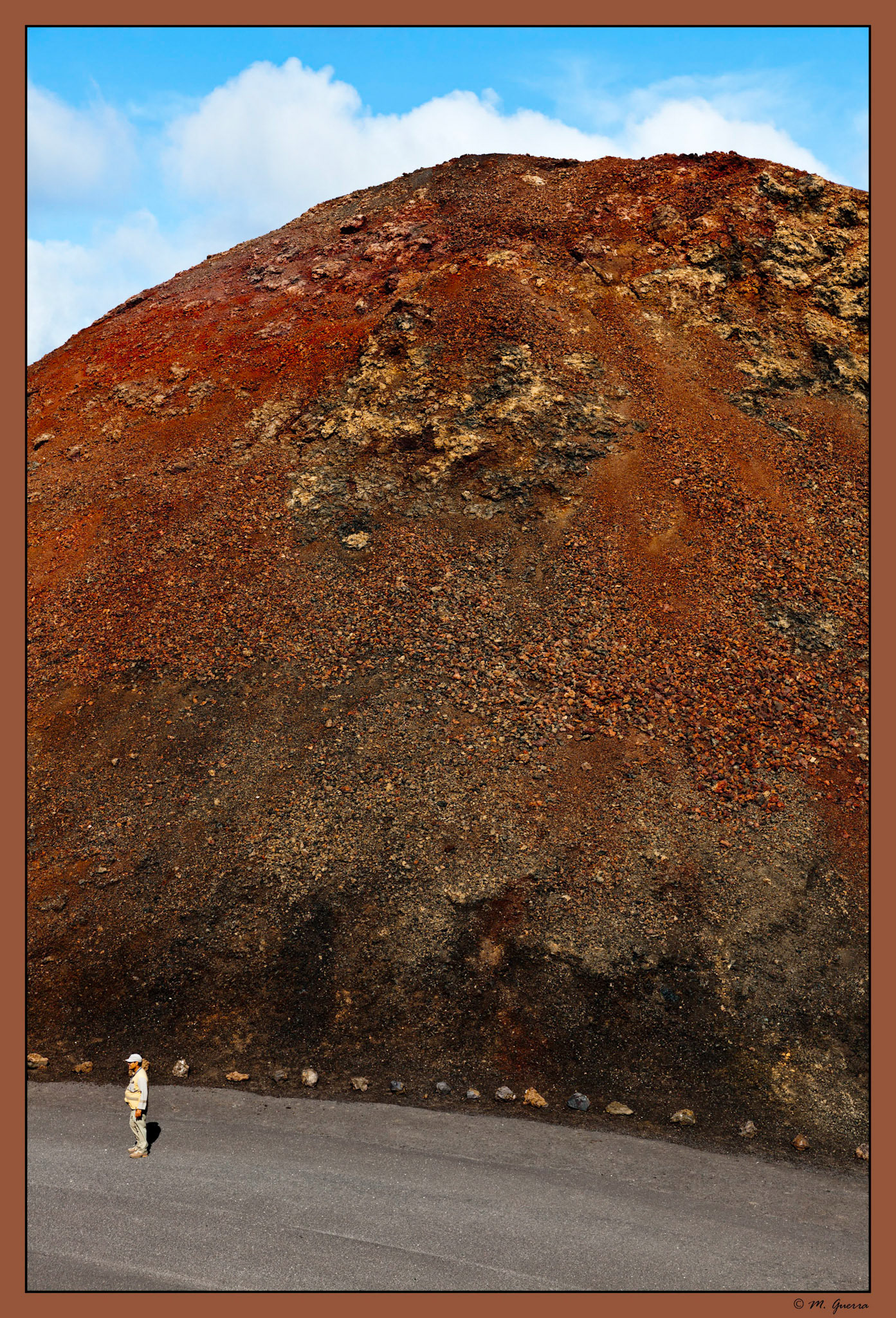 Un guarda del parque nacional de Timanfaya en Lanzarote. Ampliar