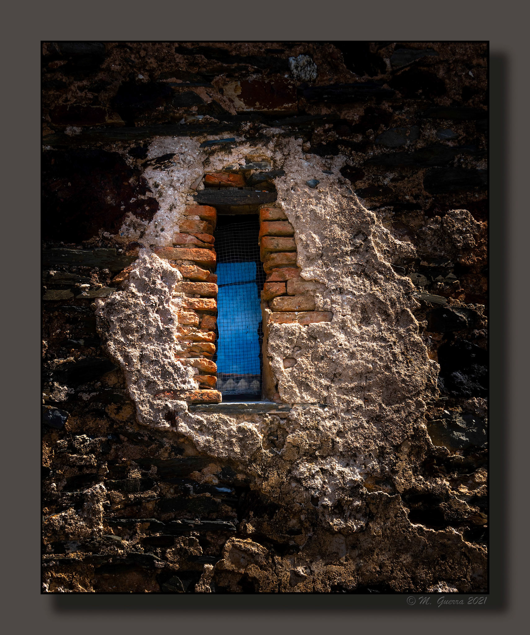 Ventanal en una casa de el Muyo
