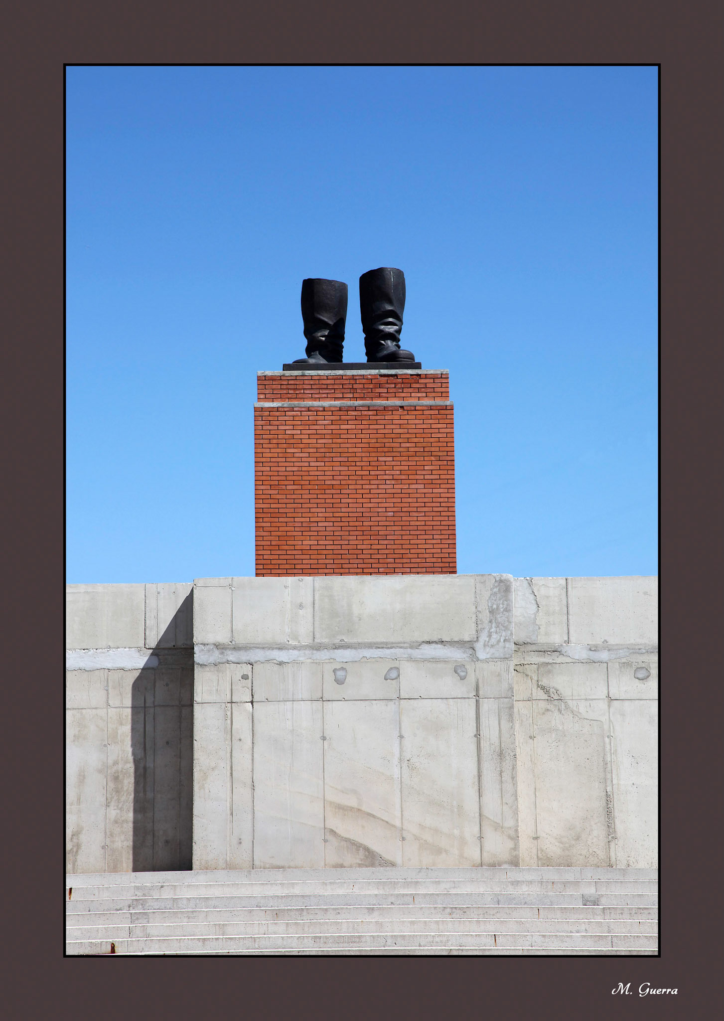 Estatua de unas botas en el Parque Memento de Budapest. Ampliar