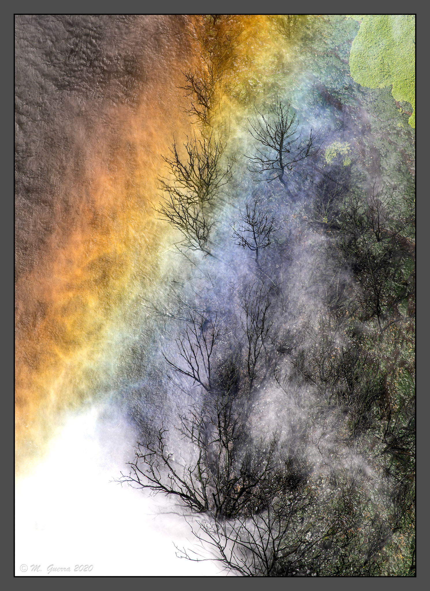 Chorro de alivio de la presa de Almendra con arco iris. Ampliar. 100ASA