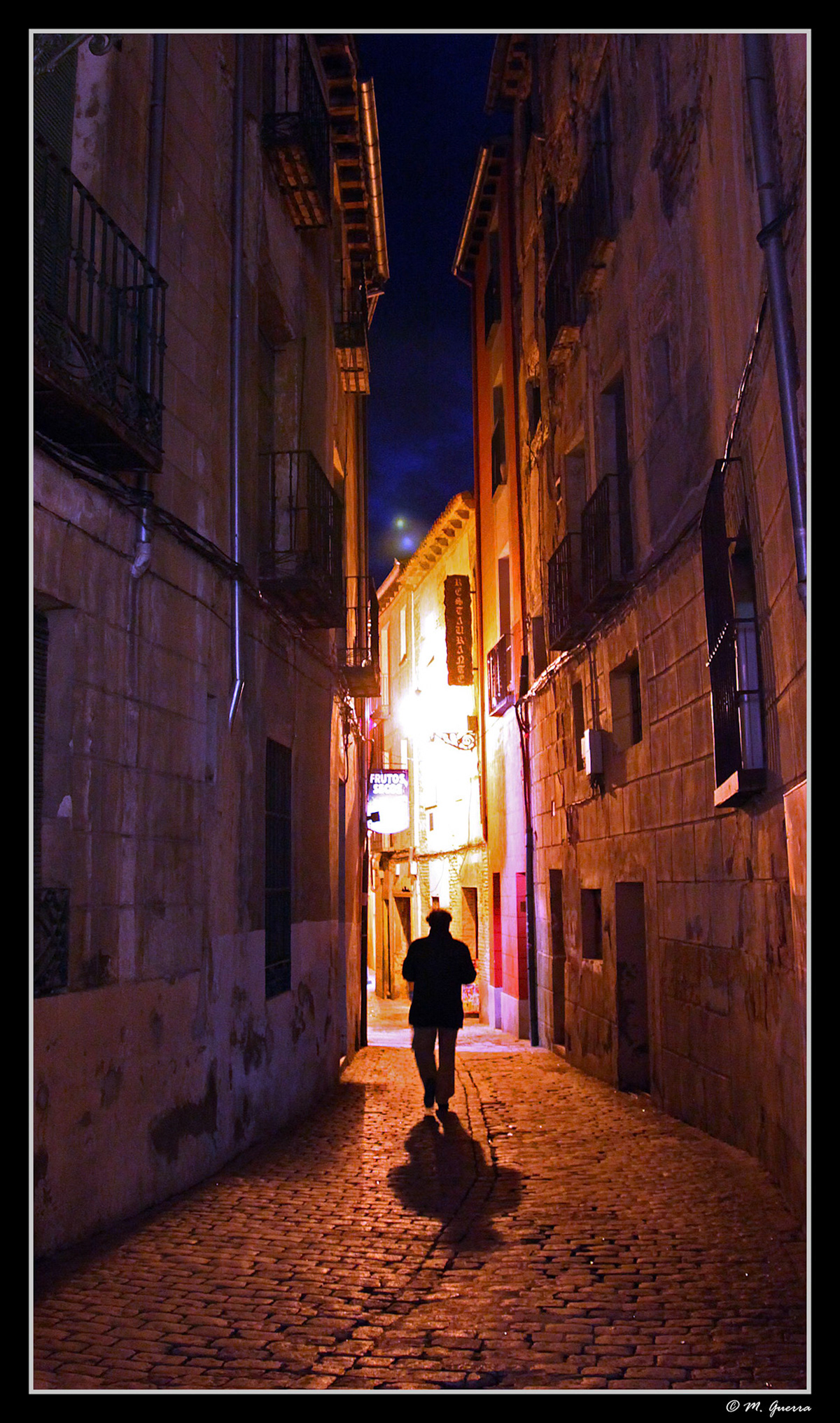 Calle de Segovia con persona y sombra. Ampliar. 100ASA