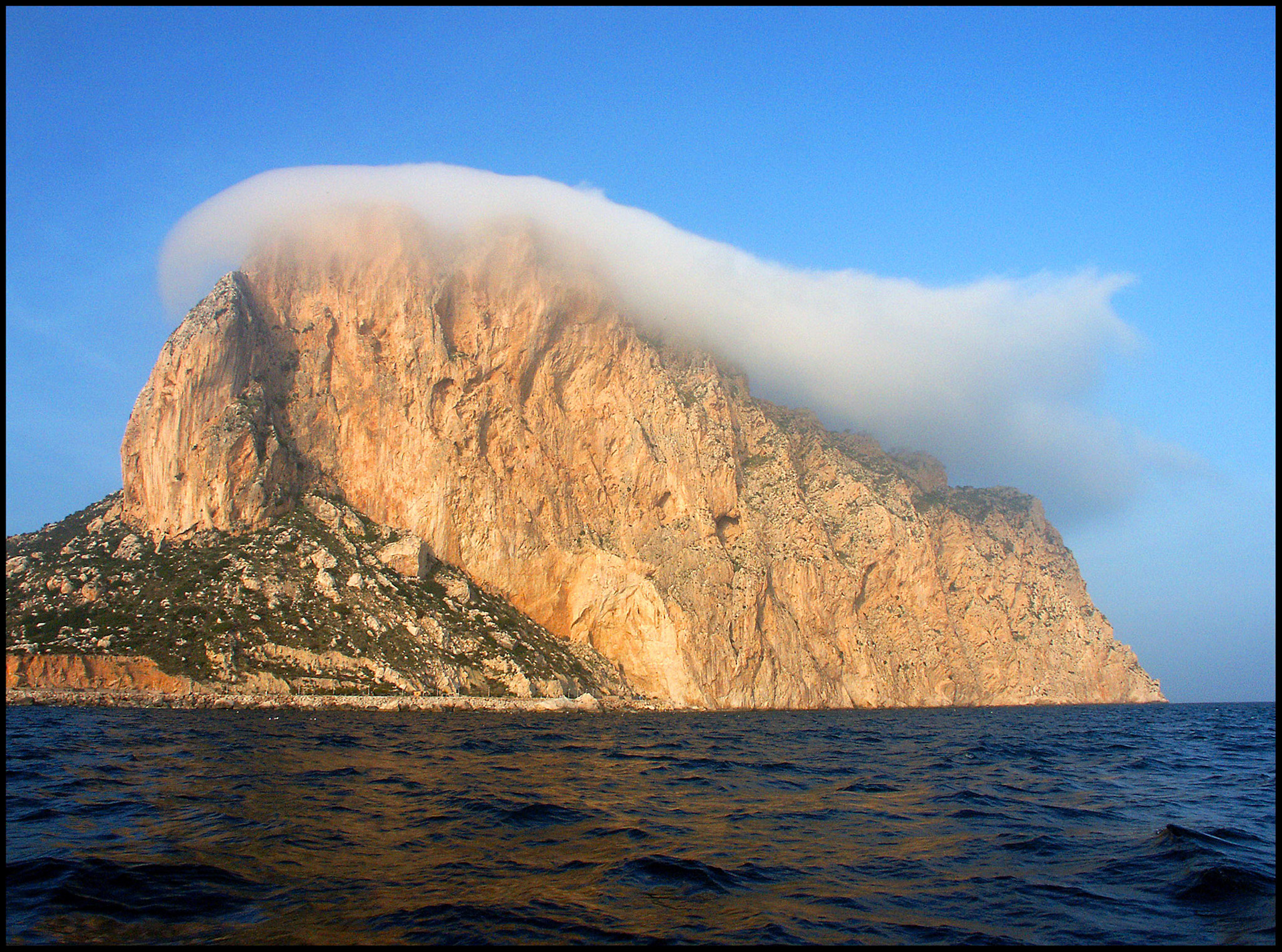 El efecto Fohm en el peñón de Ifach. Ampliar