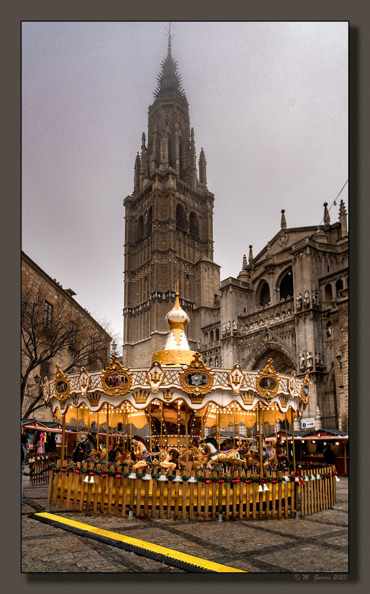 Carrusel frente a la Catedral de Toledo con niebla
