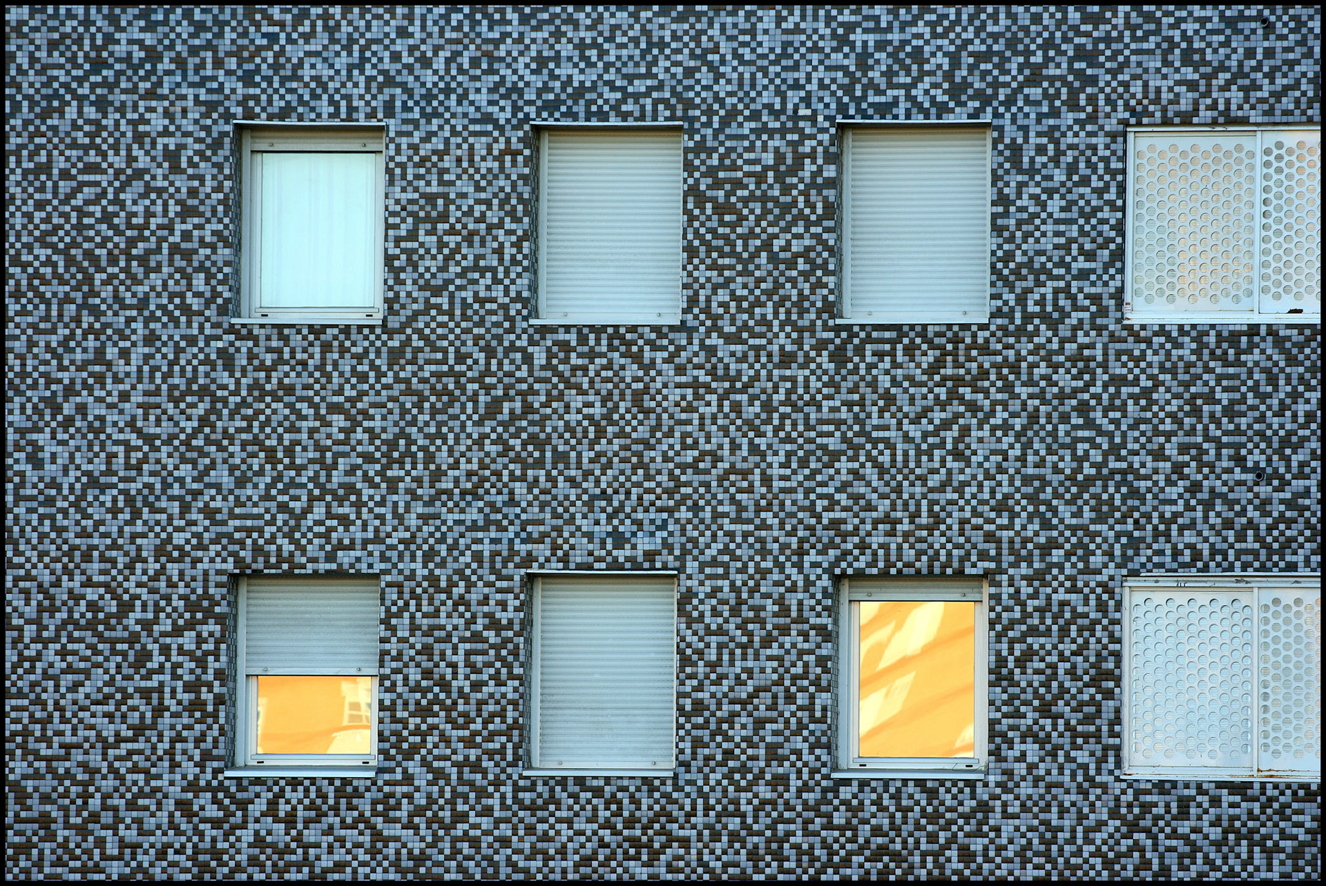 Ventanas del edificio de MVRDV en San Chinarro. Ampliar. 100ASA