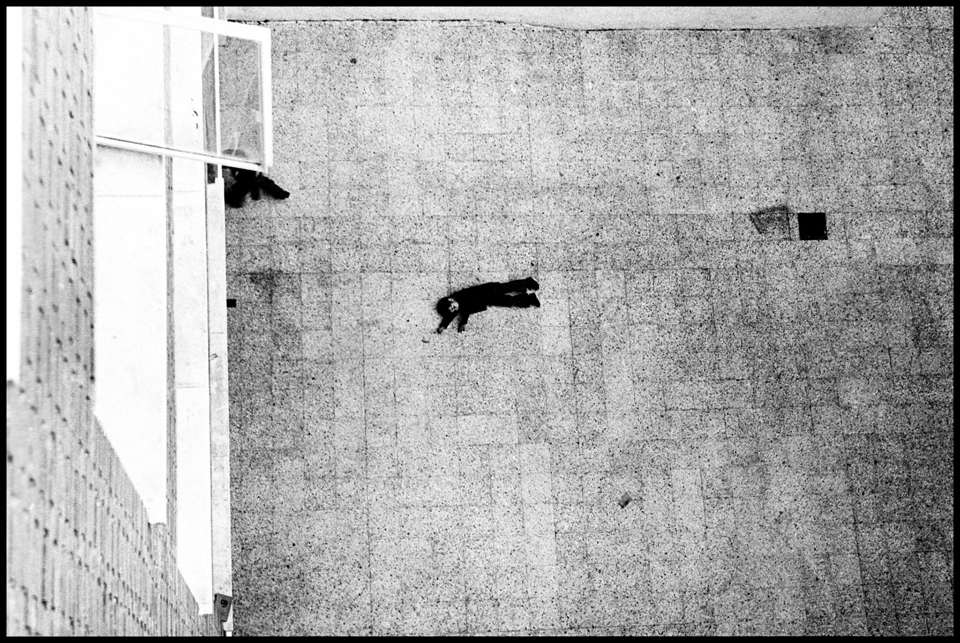 Niño en un patio de colegio en Madrid. Ampliar