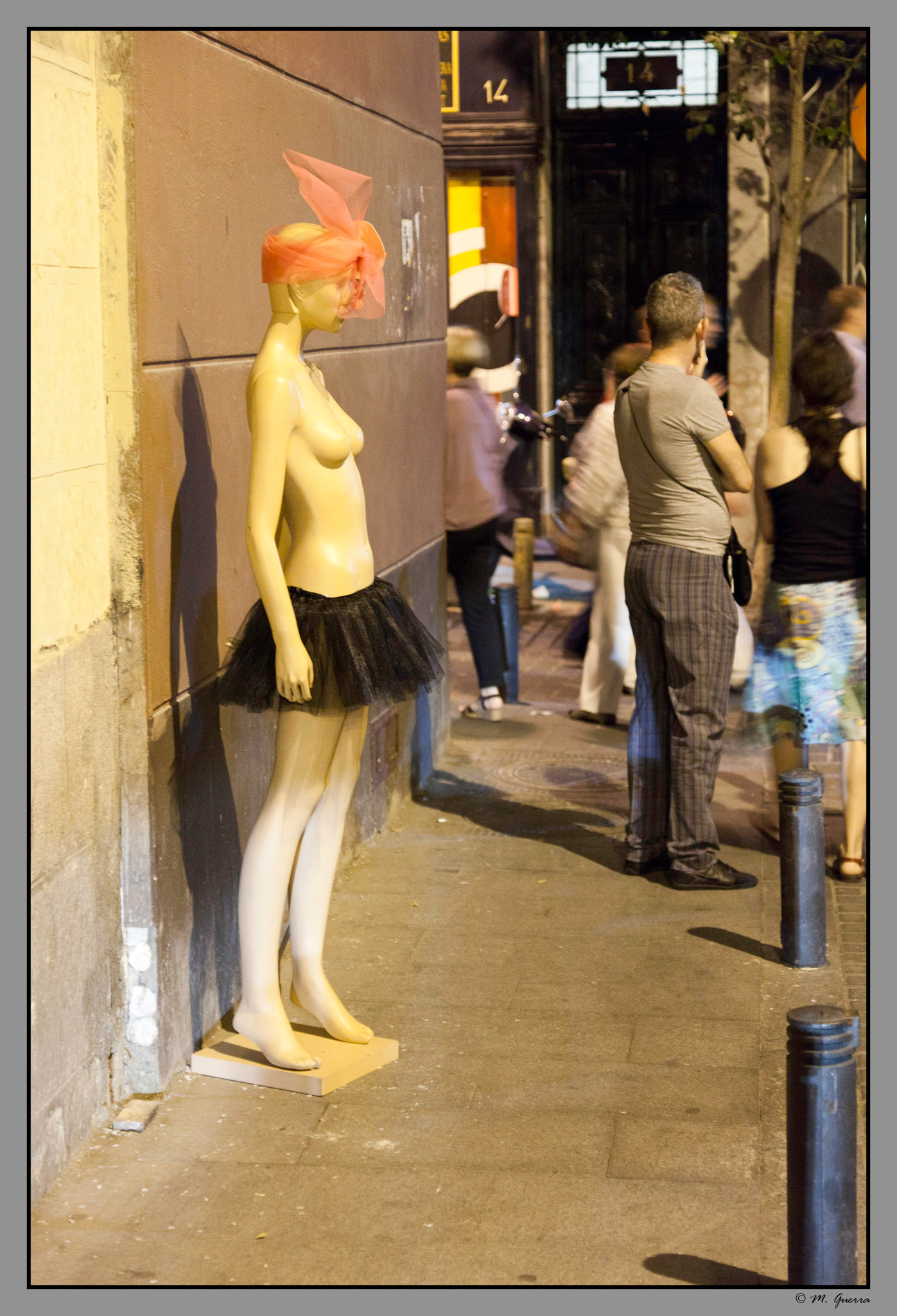 Maniquí en una calle del barrio de las Letras de Madrid. Ampliar