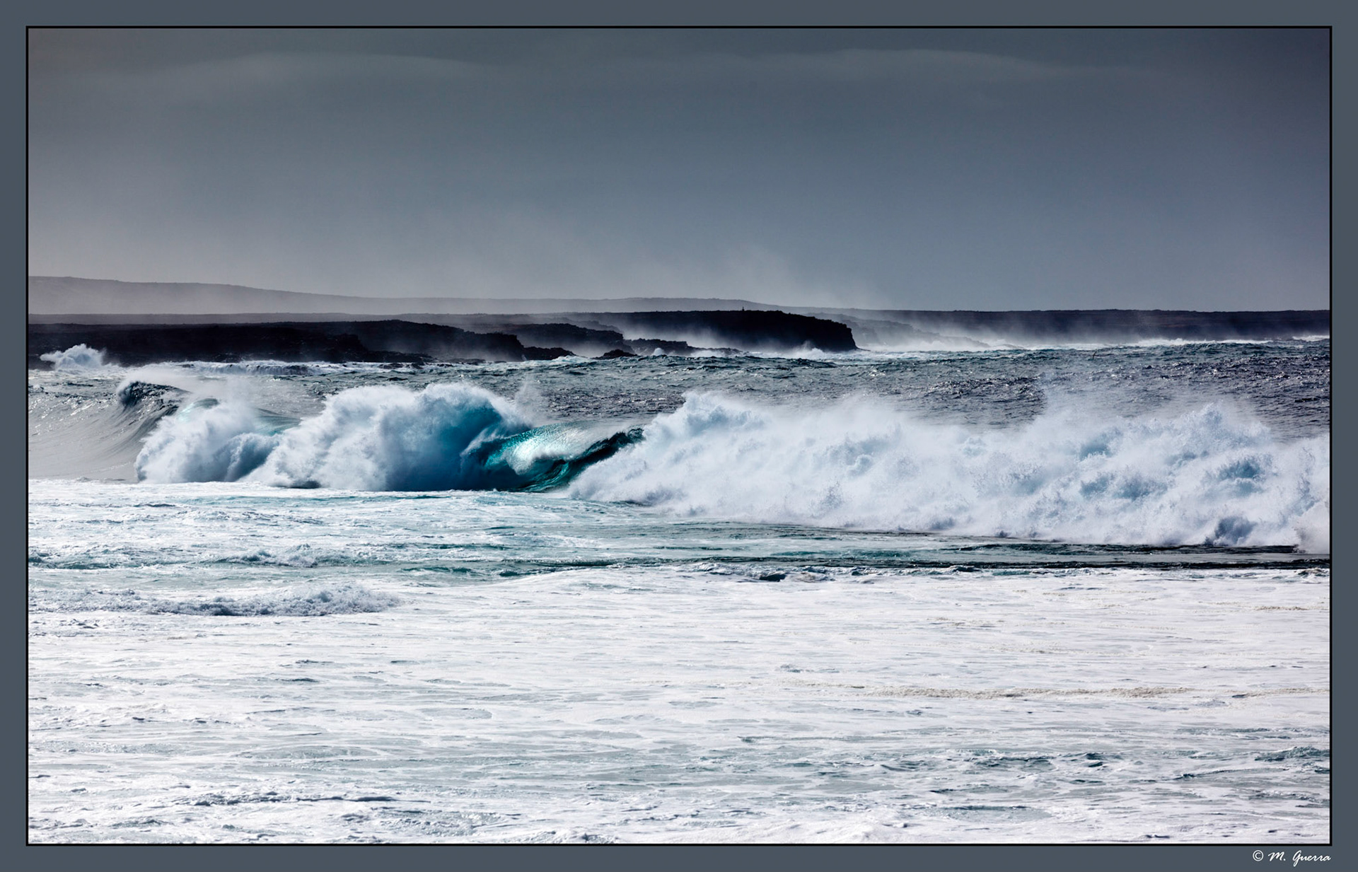 Olas en la costa entre Los Hervideros y las Salinas en Lanzarote. Ampliar