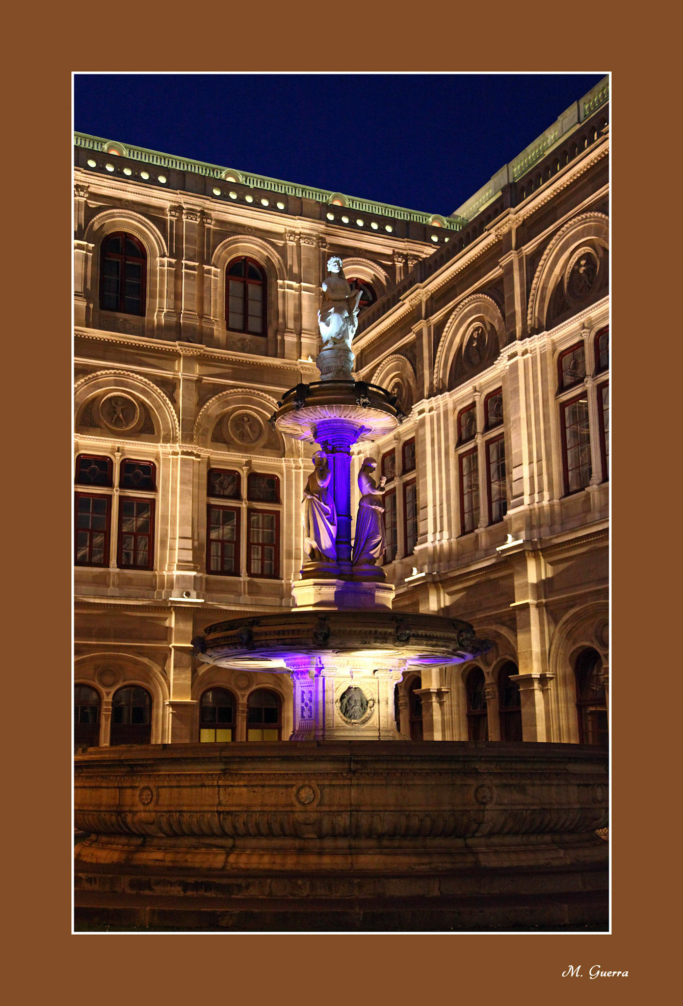 Fuente coloreada en Viena. Ampliar